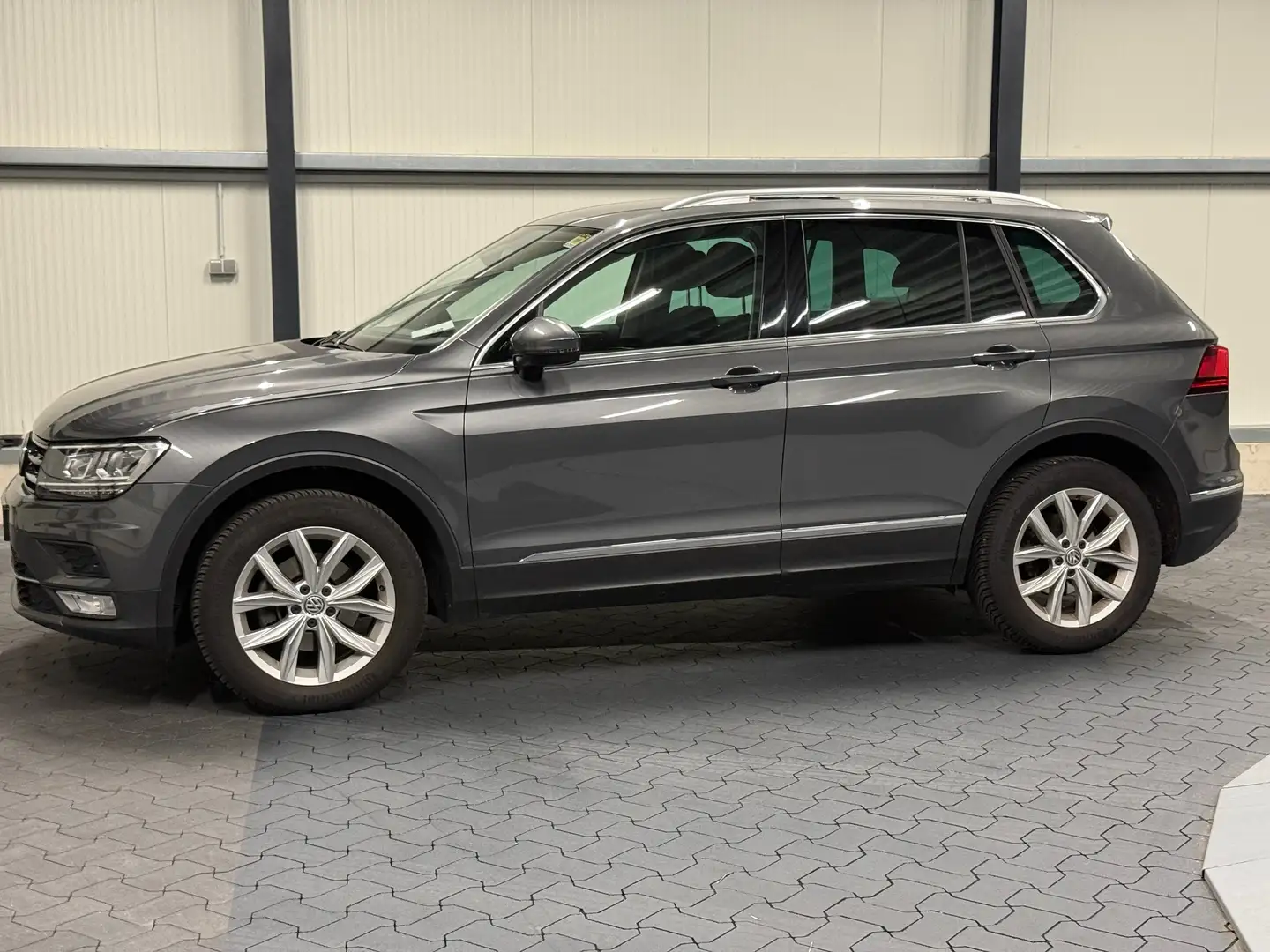 Volkswagen Tiguan 2.0 TDI Highline 4Motion **1.HAND** Grau - 2