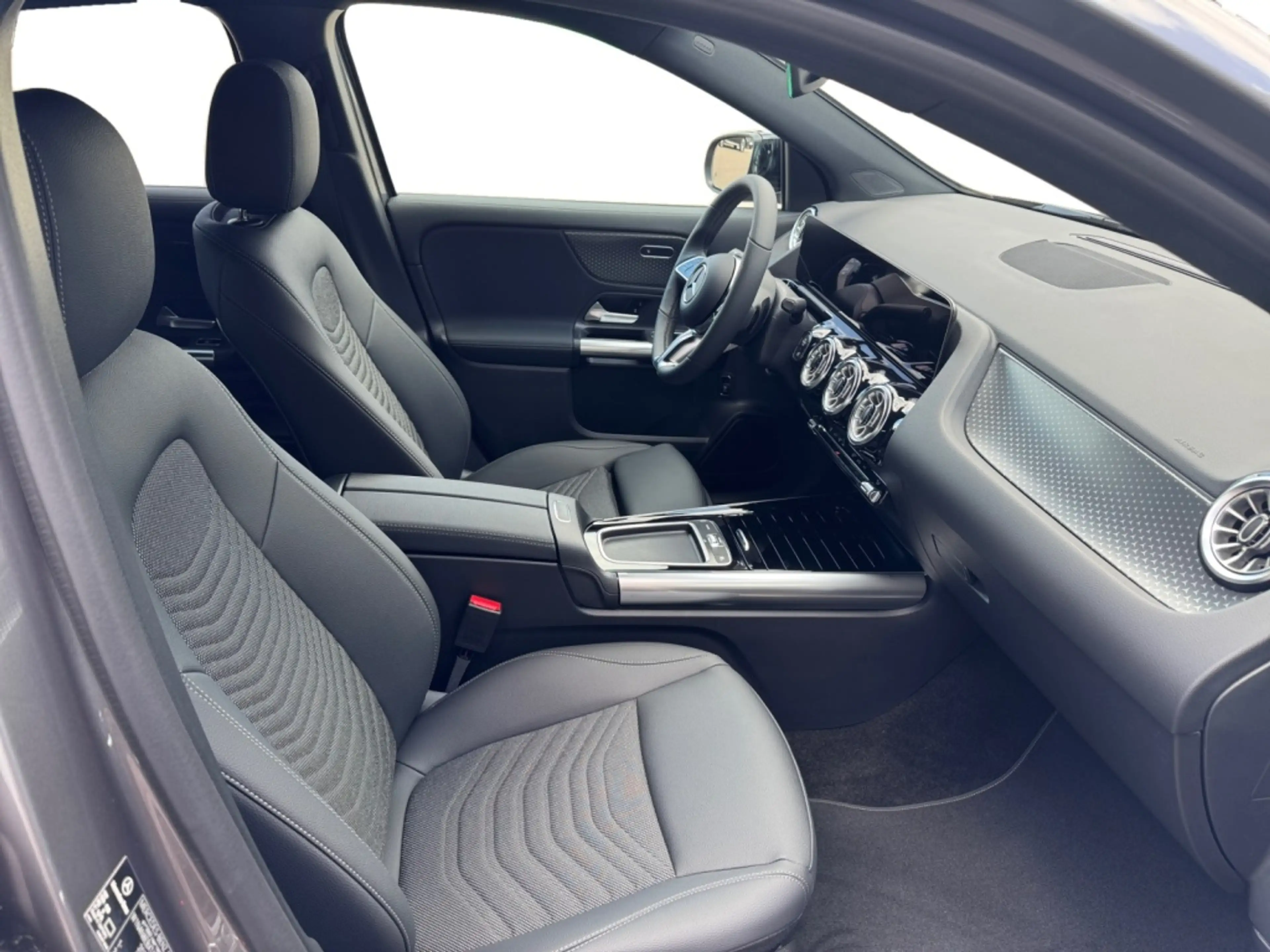 Mercedes-Benz GLA 180 MBUX+Progressive+Night+Fahrassist+AHK — photo 4