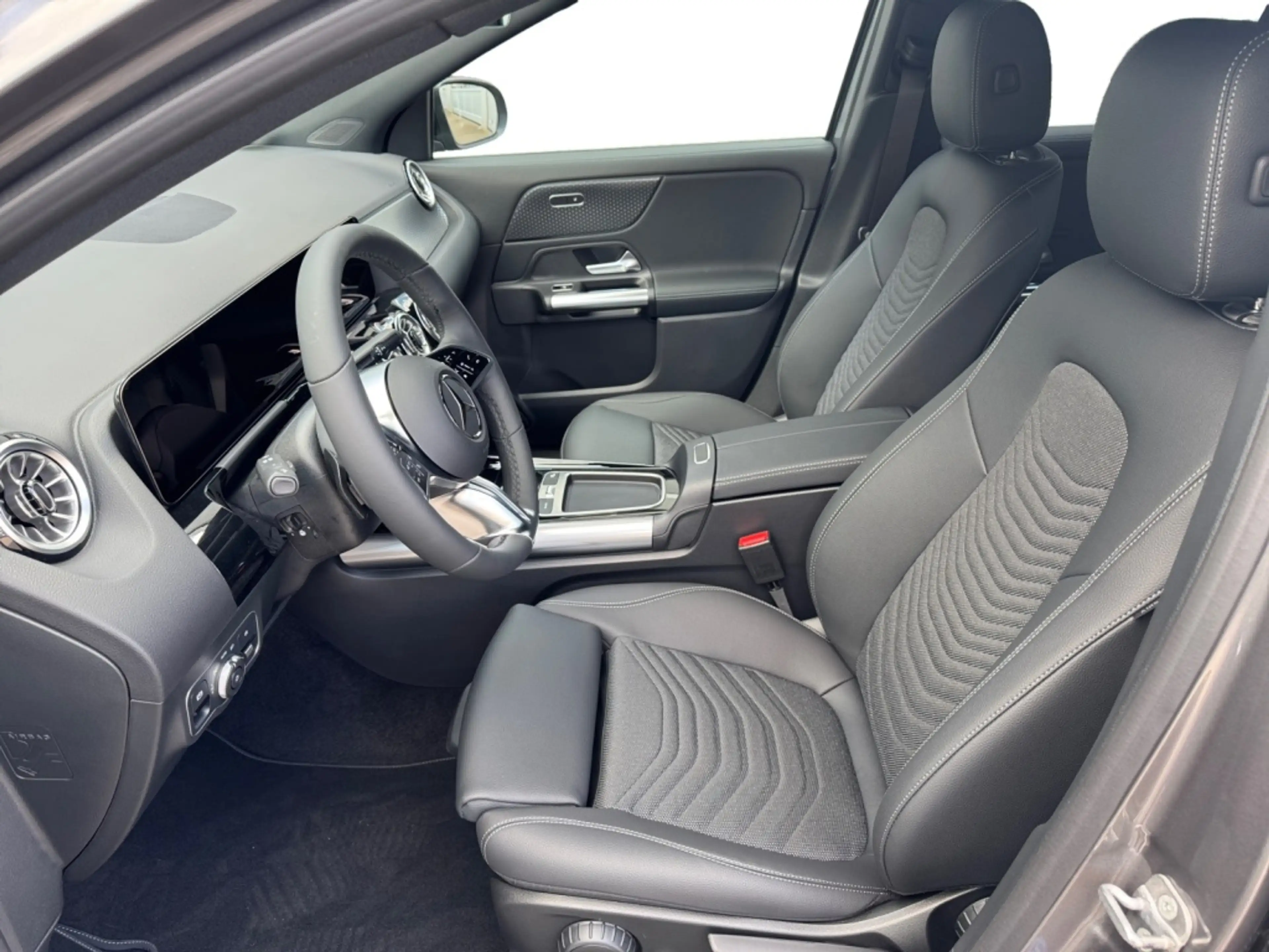 Mercedes-Benz GLA 180 MBUX+Progressive+Night+Fahrassist+AHK — photo 6