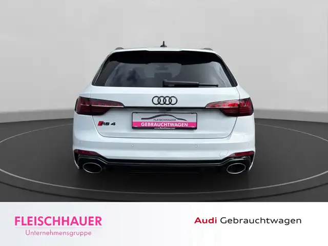 Audi RS4 view 5