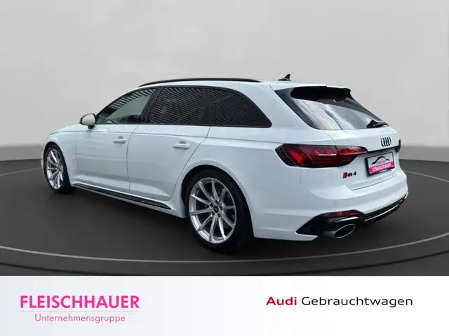 Audi RS4 view 4