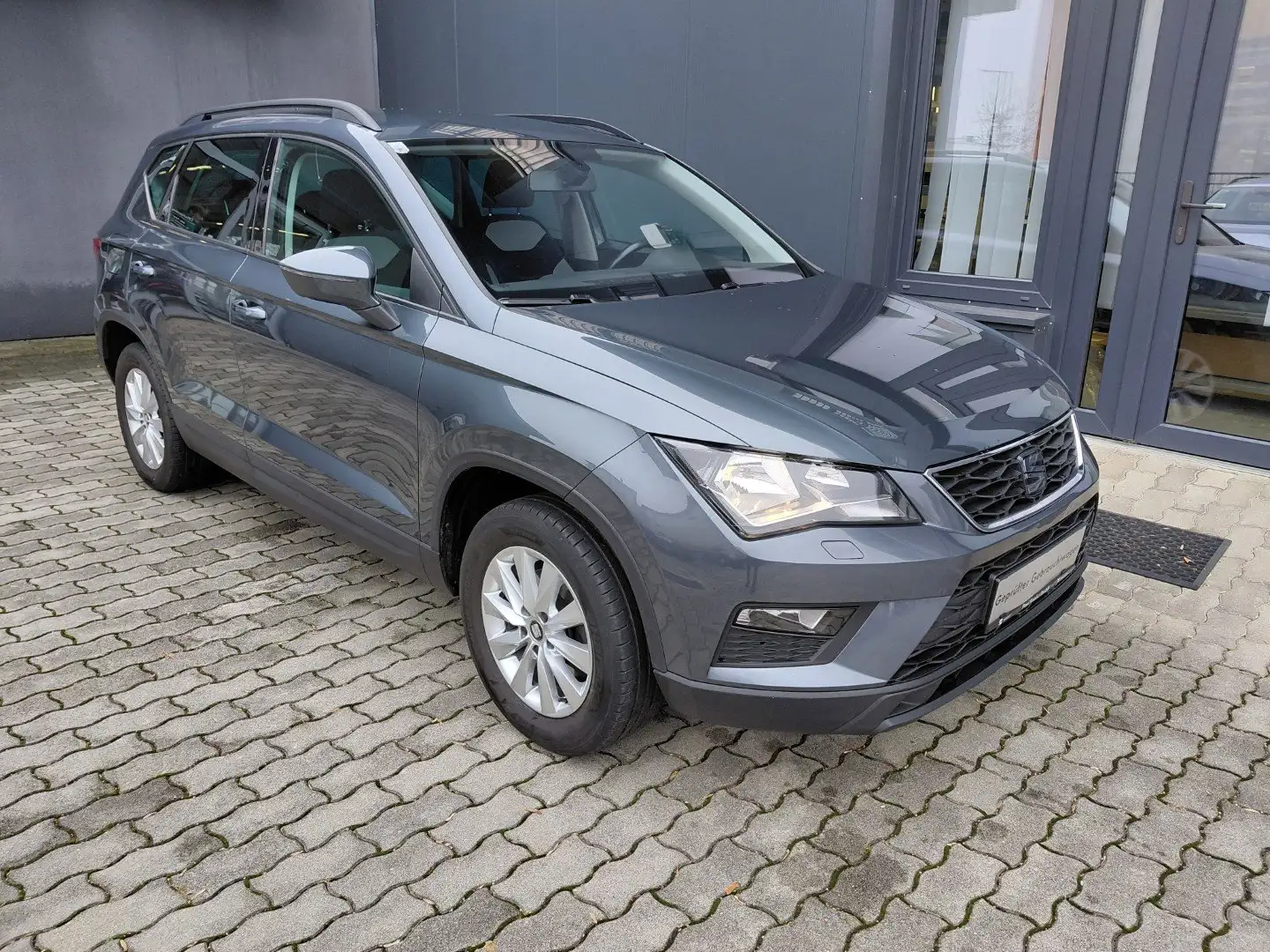 SEAT Ateca Reference TSI mit Anhängevorrichtung Gris - 1