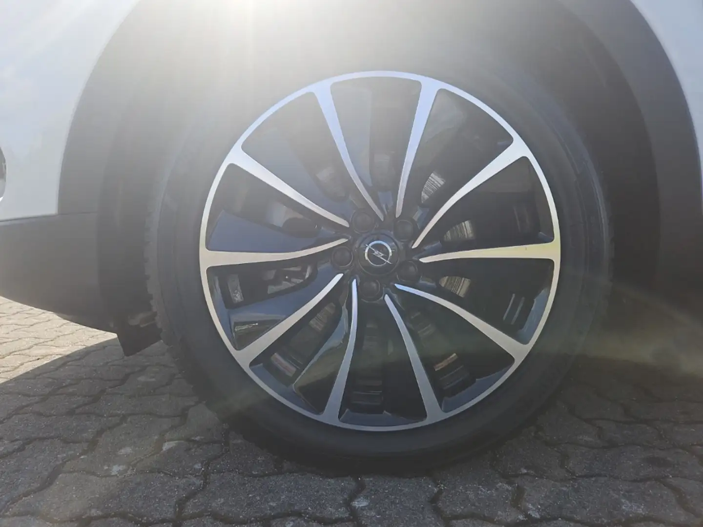 Opel Grandland X Ultimate Plug-in-Hybrid 1.6 Turbo Navi 360 Kamera Белый - 2