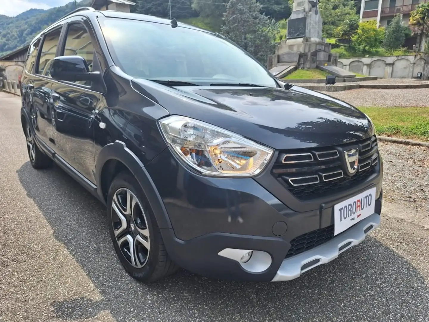 Dacia Lodgy Stepway 1.5 Blue dCi 8V 115CV 7 posti Nero - 1