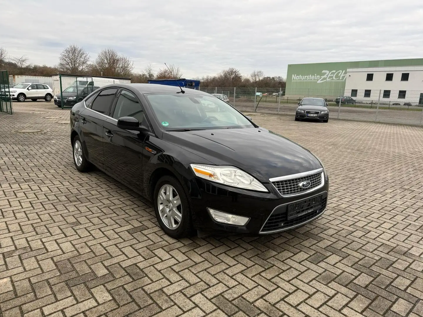 Ford Mondeo Ghia Schwarz - 2