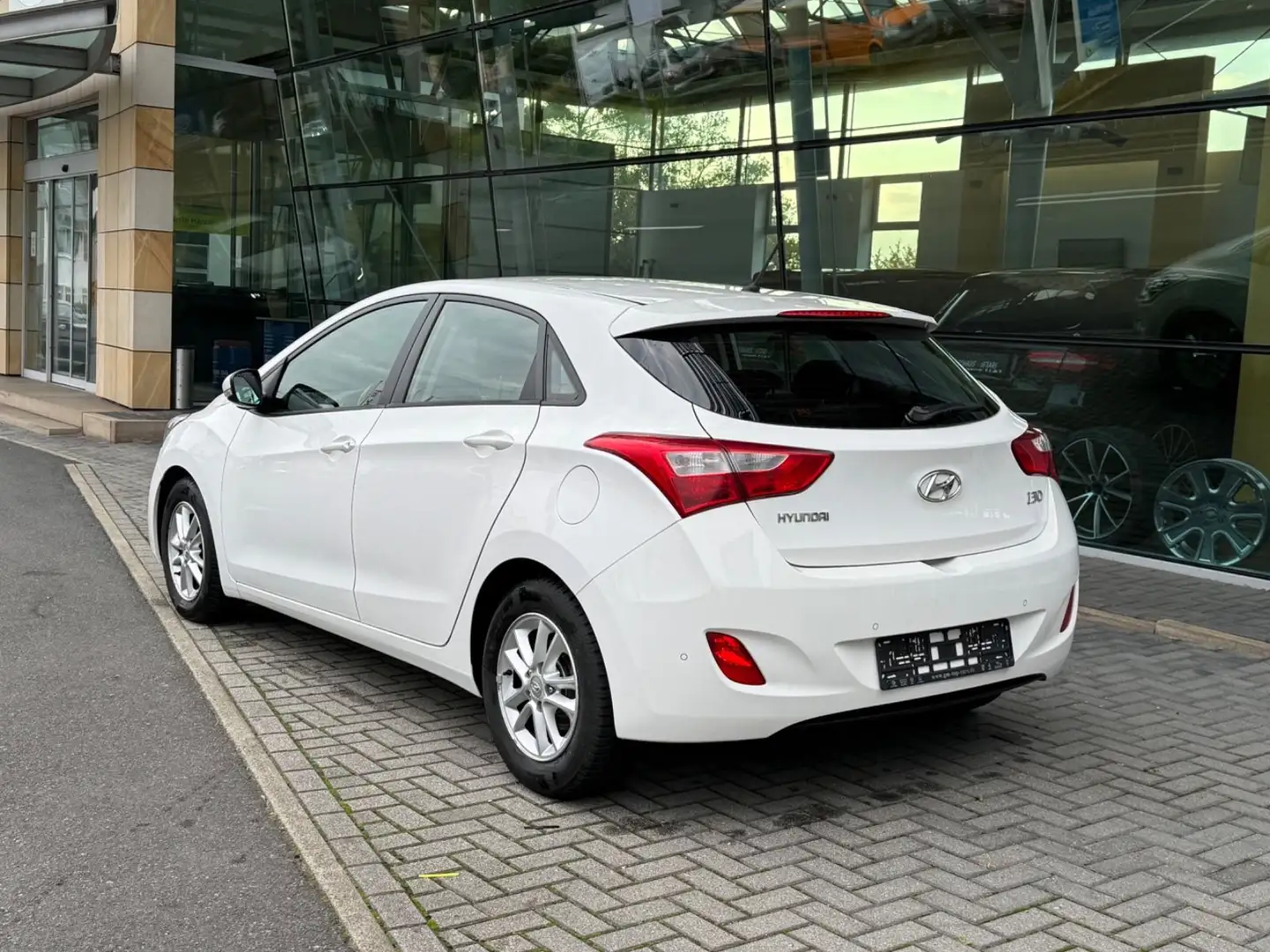 Hyundai i30 Trend 1.4 CRDi PDC Klima MFL LM Weiß - 2