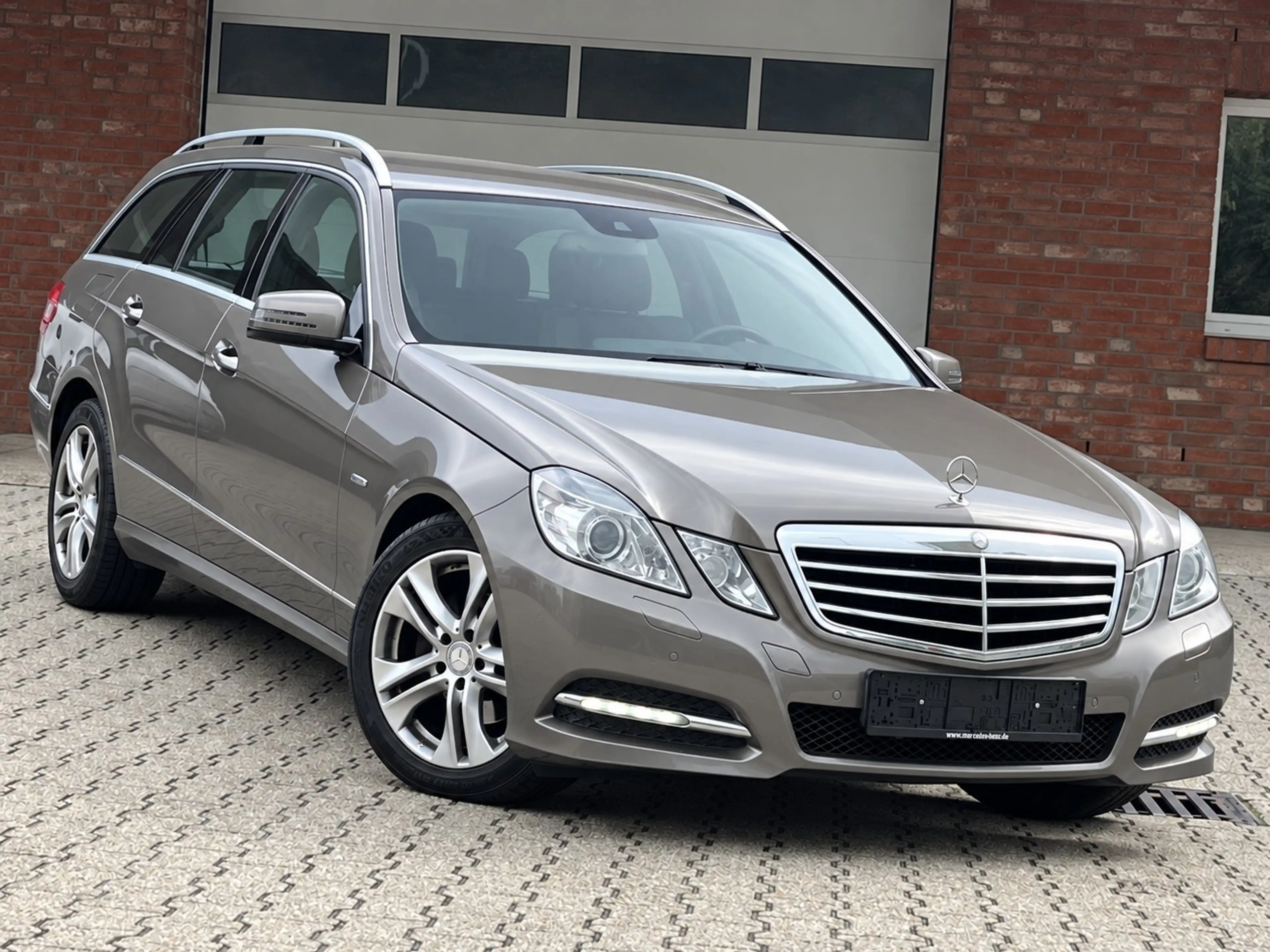 Mercedes-Benz E 200 Leder Xenon PDC 1-Hand — photo 2