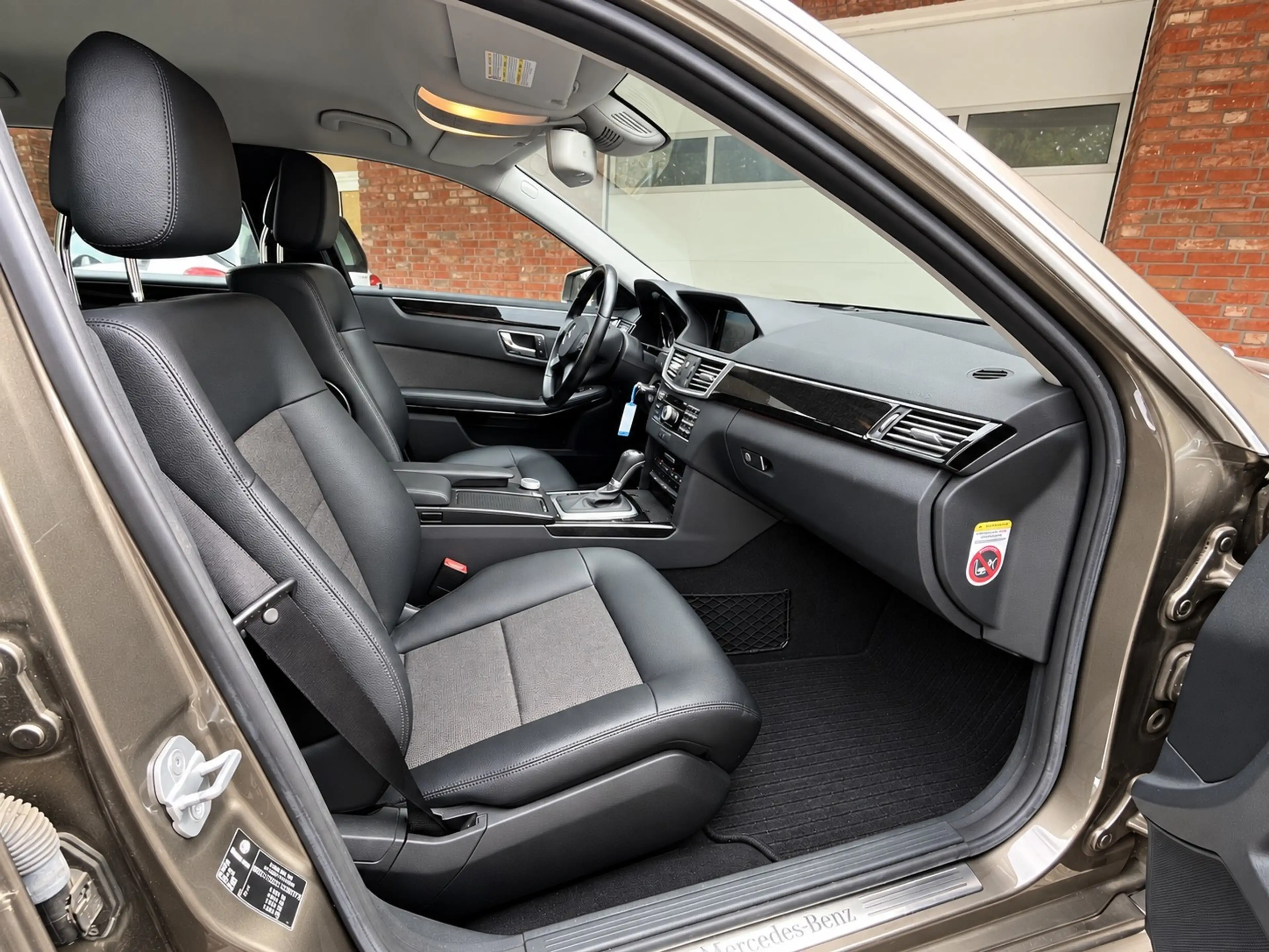 Mercedes-Benz E 200 Leder Xenon PDC 1-Hand — photo 8