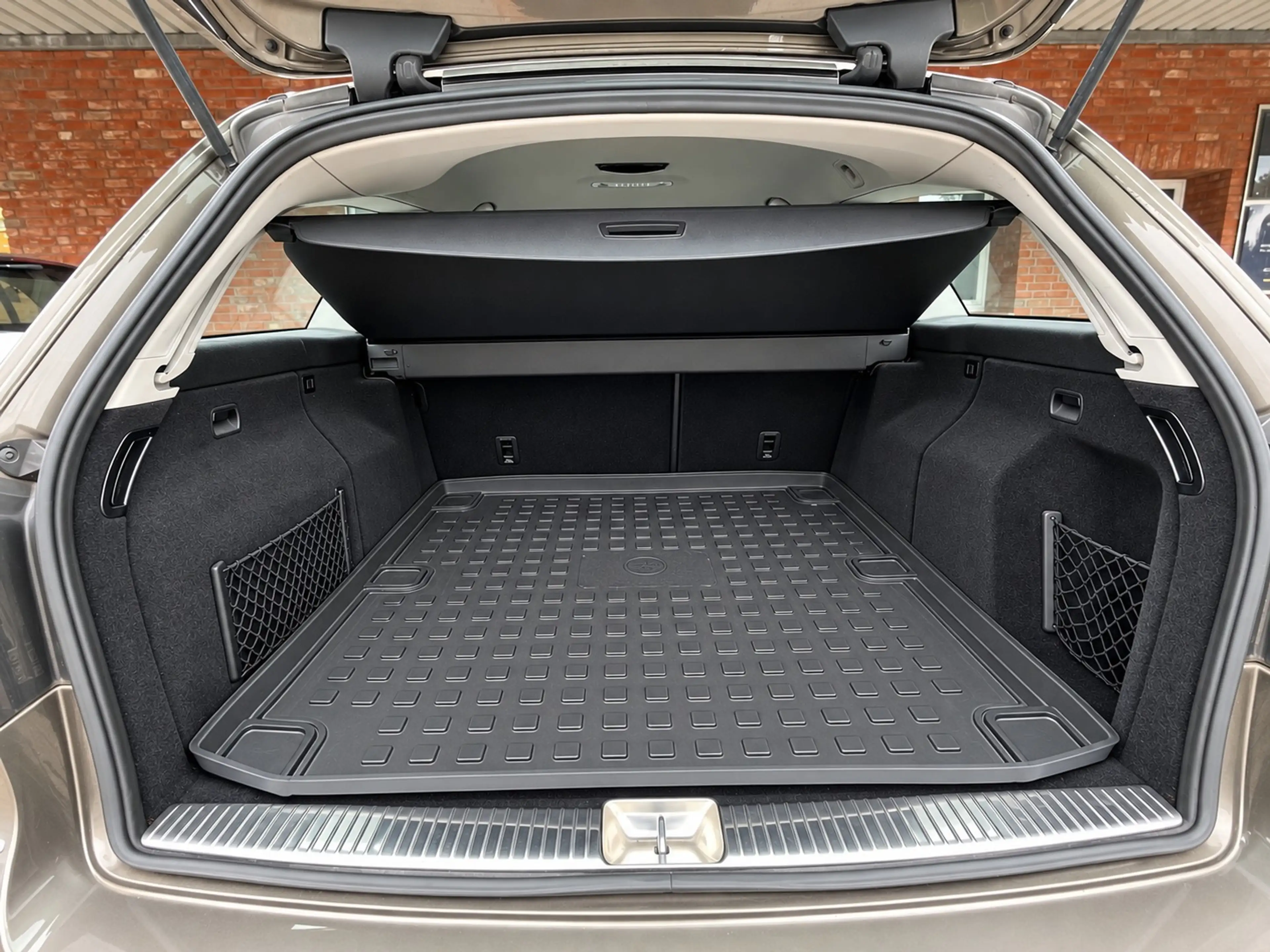 Mercedes-Benz E 200 Leder Xenon PDC 1-Hand — photo 12