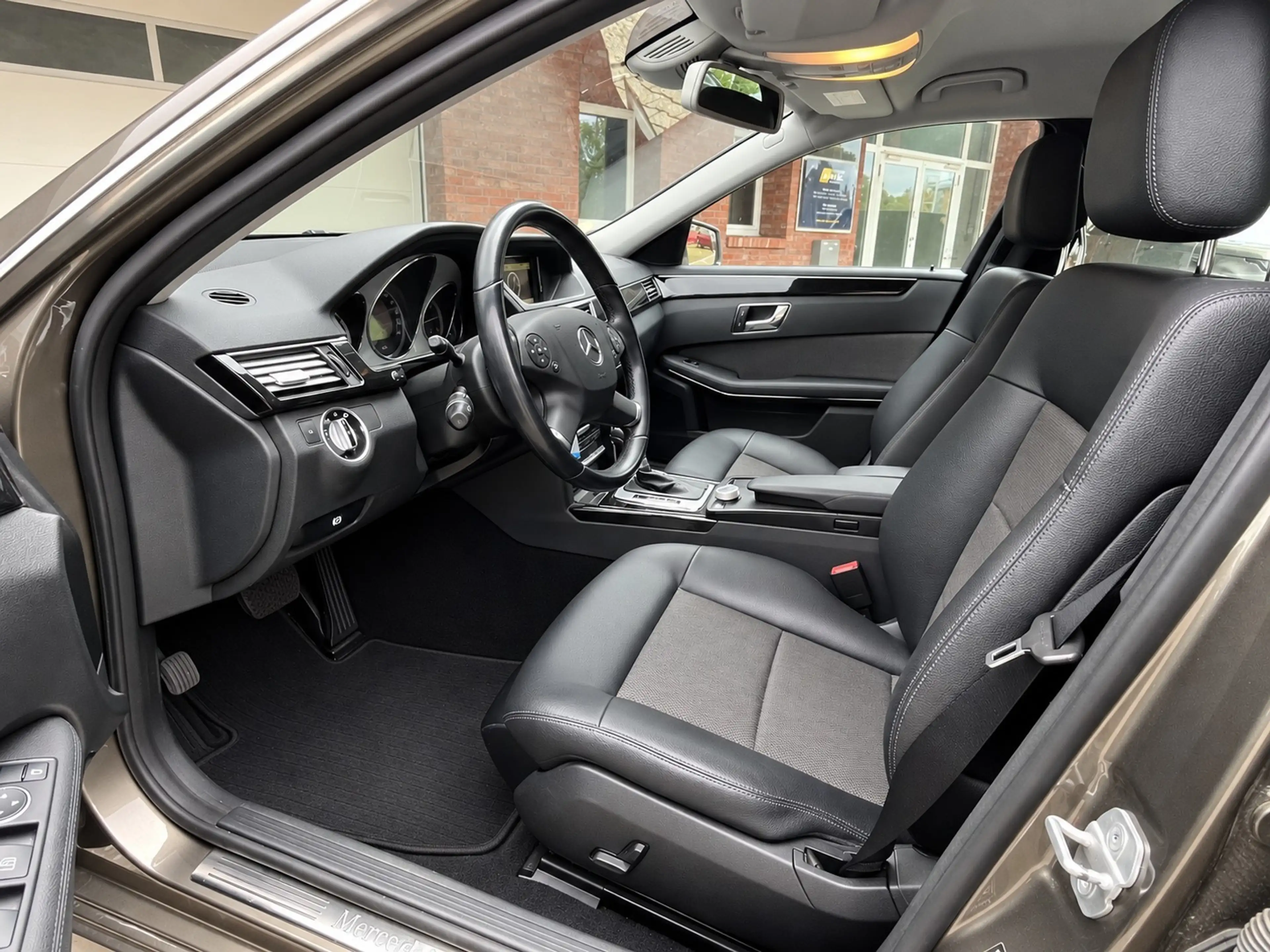 Mercedes-Benz E 200 Leder Xenon PDC 1-Hand — photo 7