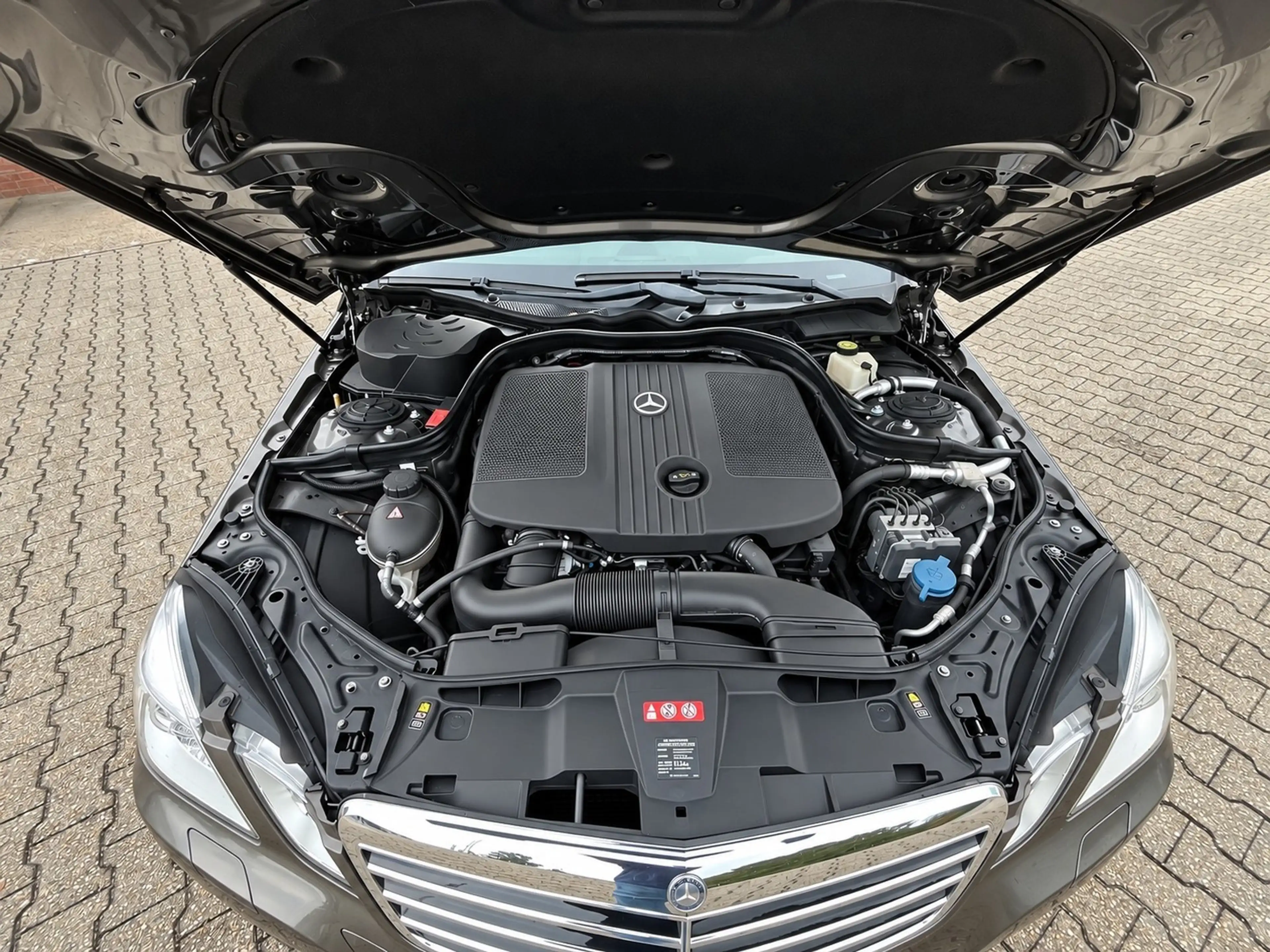 Mercedes-Benz E 200 Leder Xenon PDC 1-Hand — photo 11