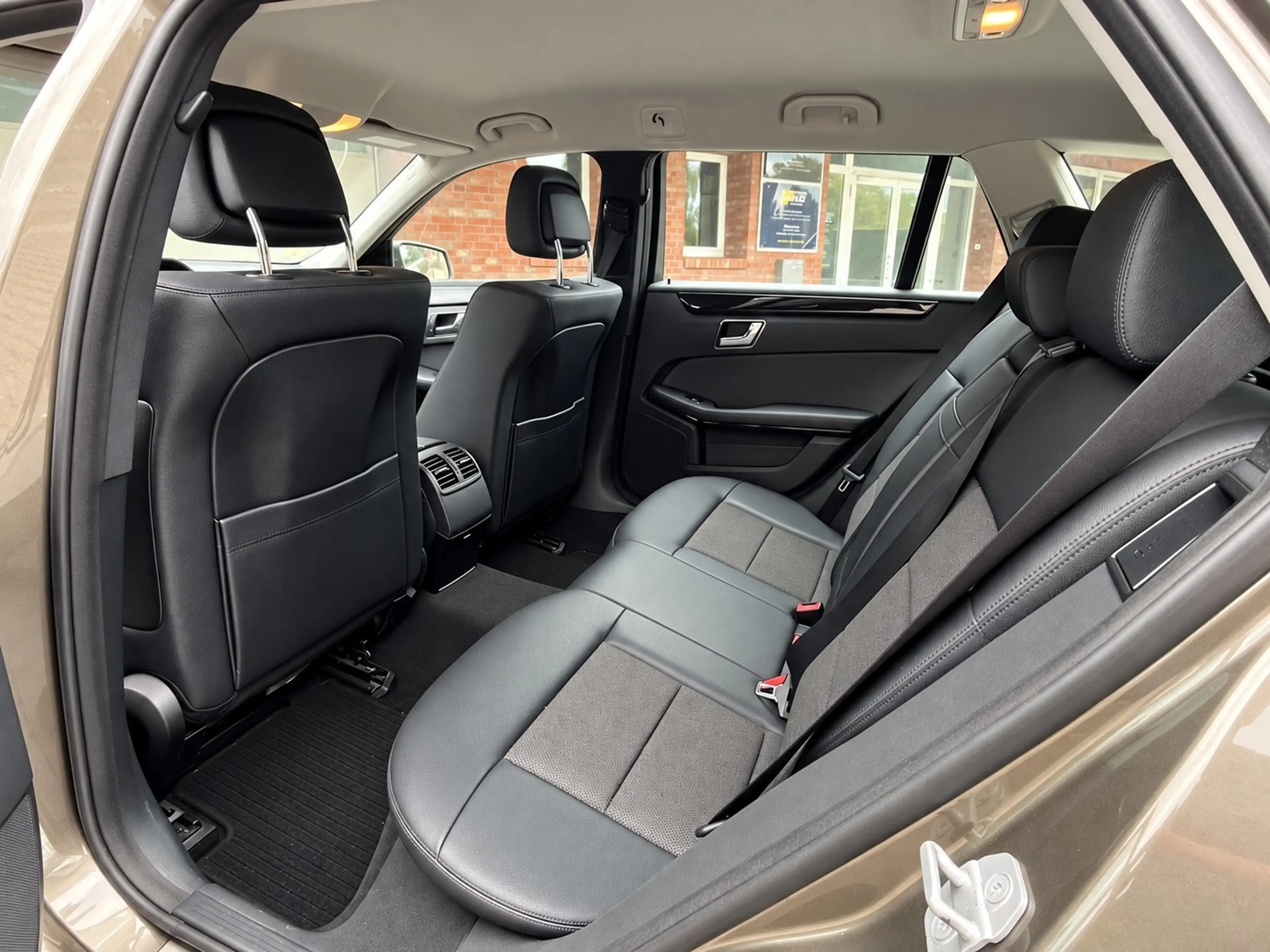 Mercedes-Benz E 200 Leder Xenon PDC 1-Hand — photo 9
