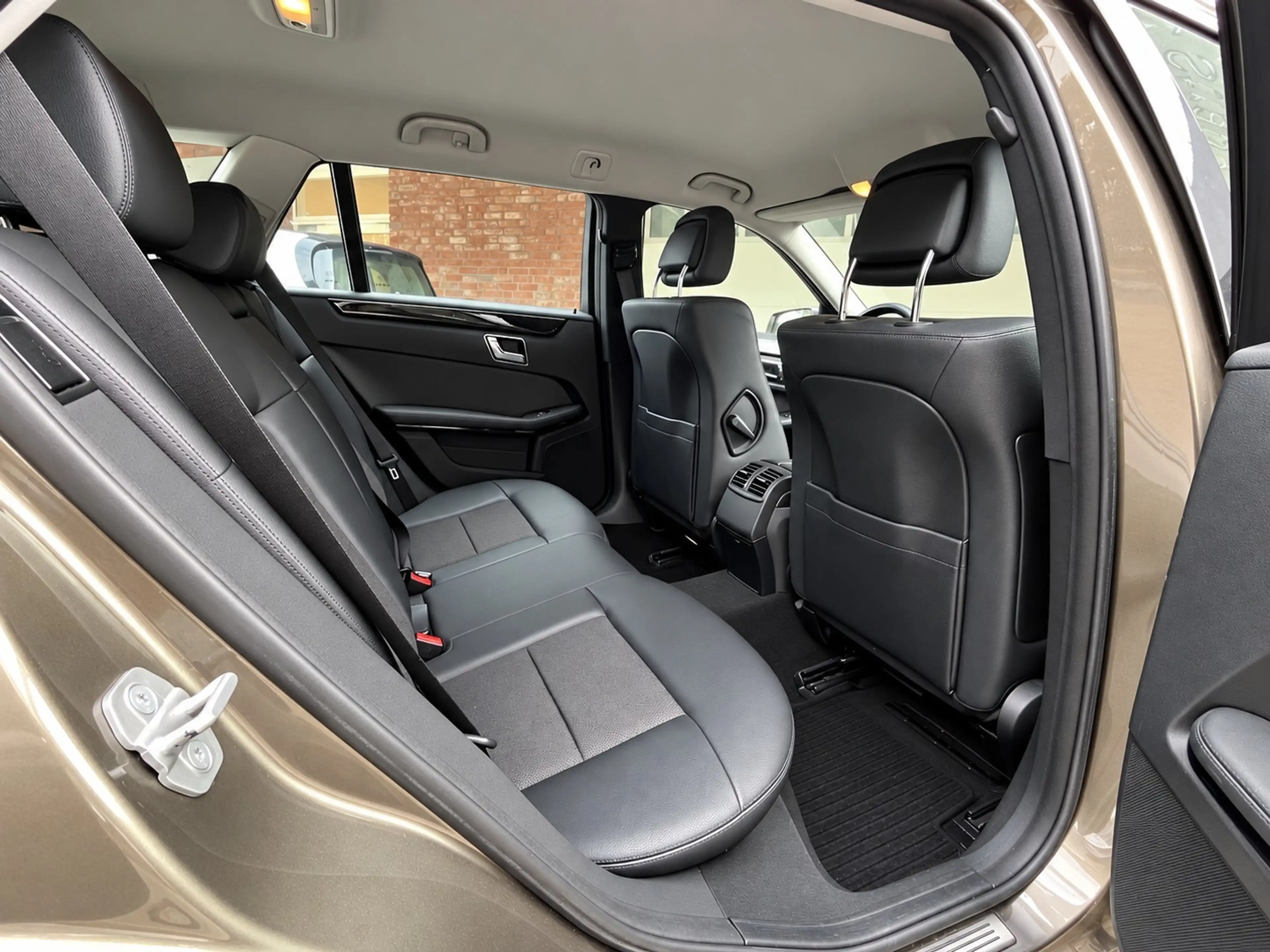 Mercedes-Benz E 200 Leder Xenon PDC 1-Hand — photo 10