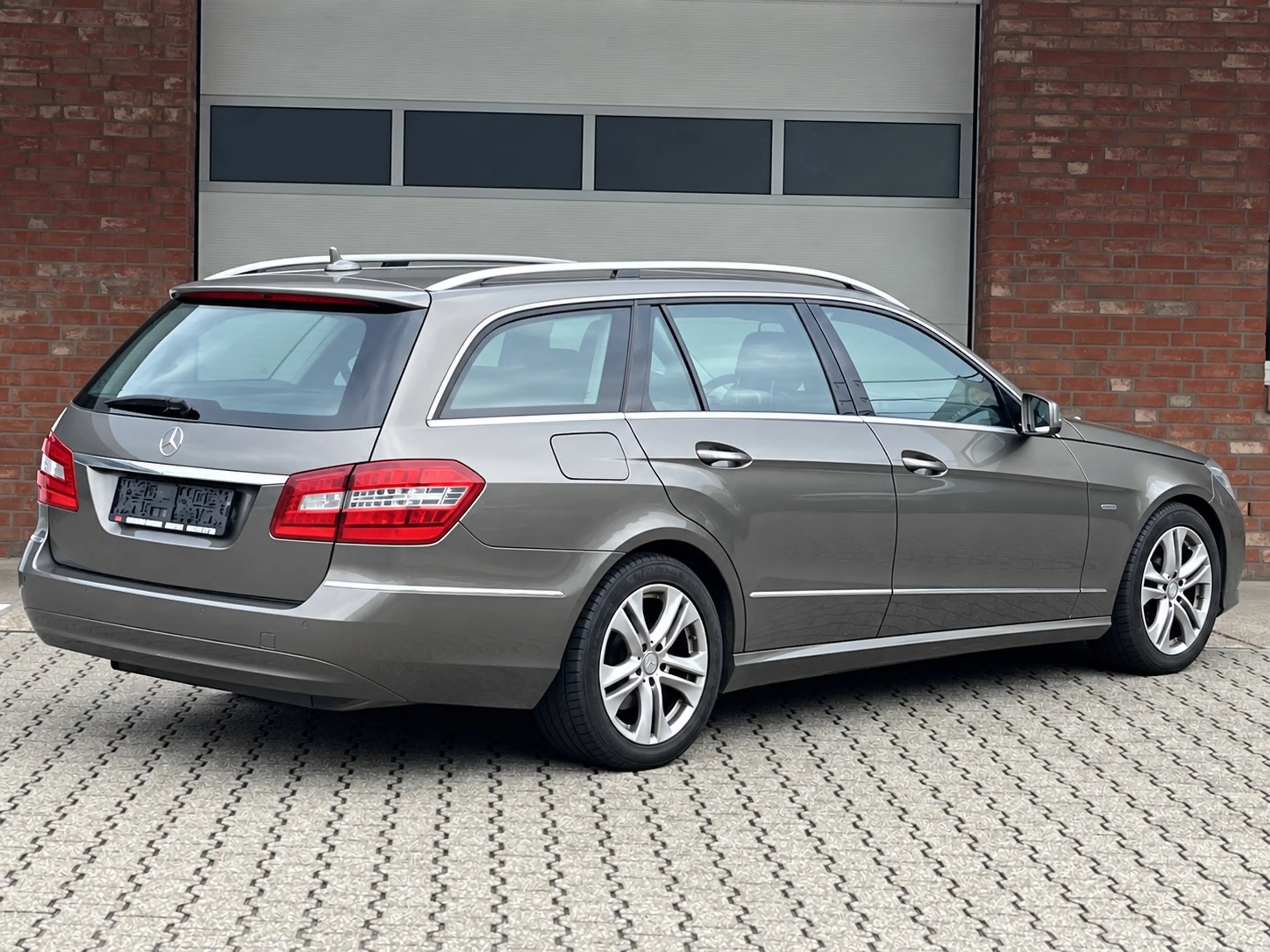 Mercedes-Benz E 200 Leder Xenon PDC 1-Hand — photo 4