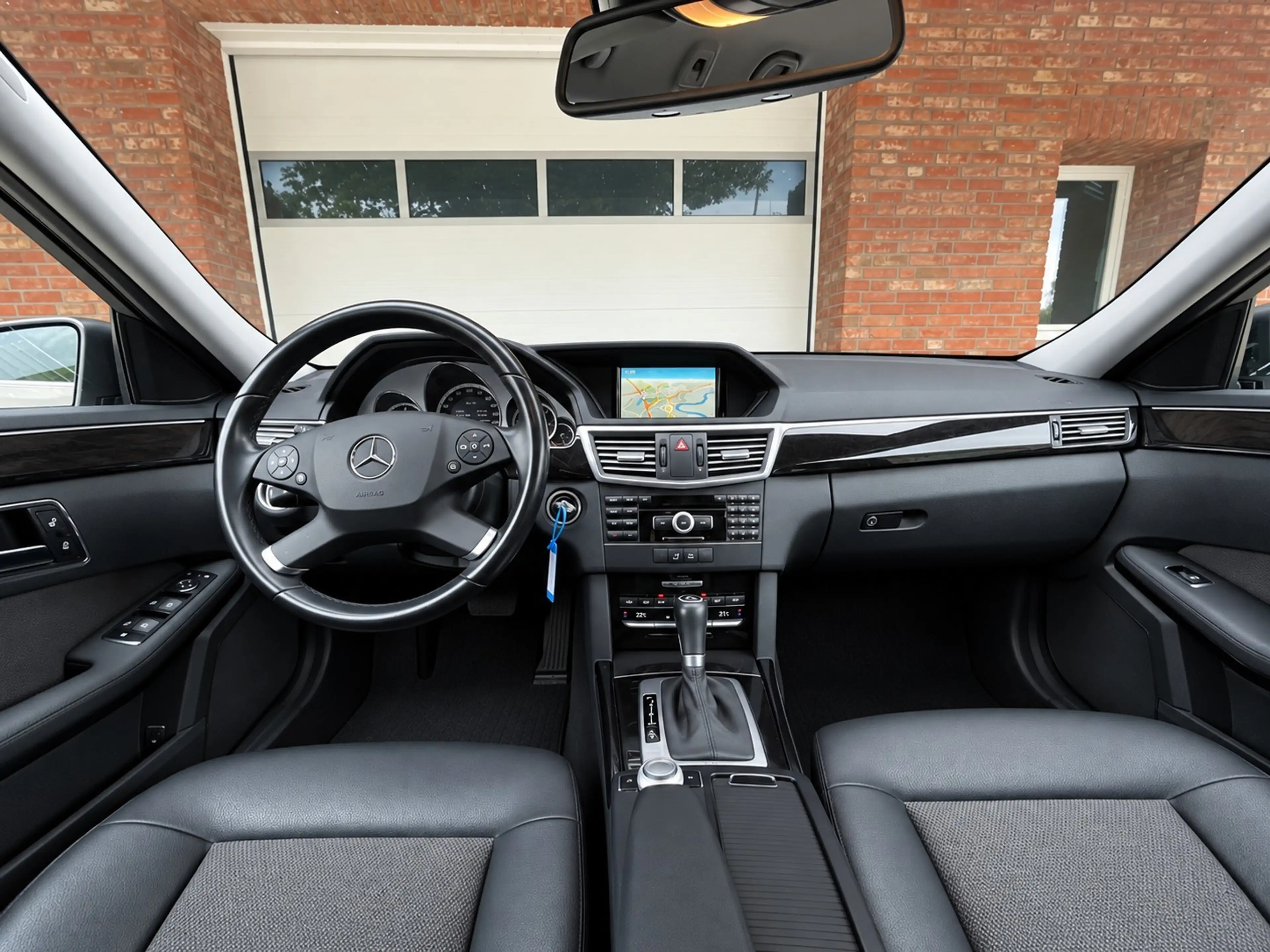 Mercedes-Benz E 200 Leder Xenon PDC 1-Hand — photo 5