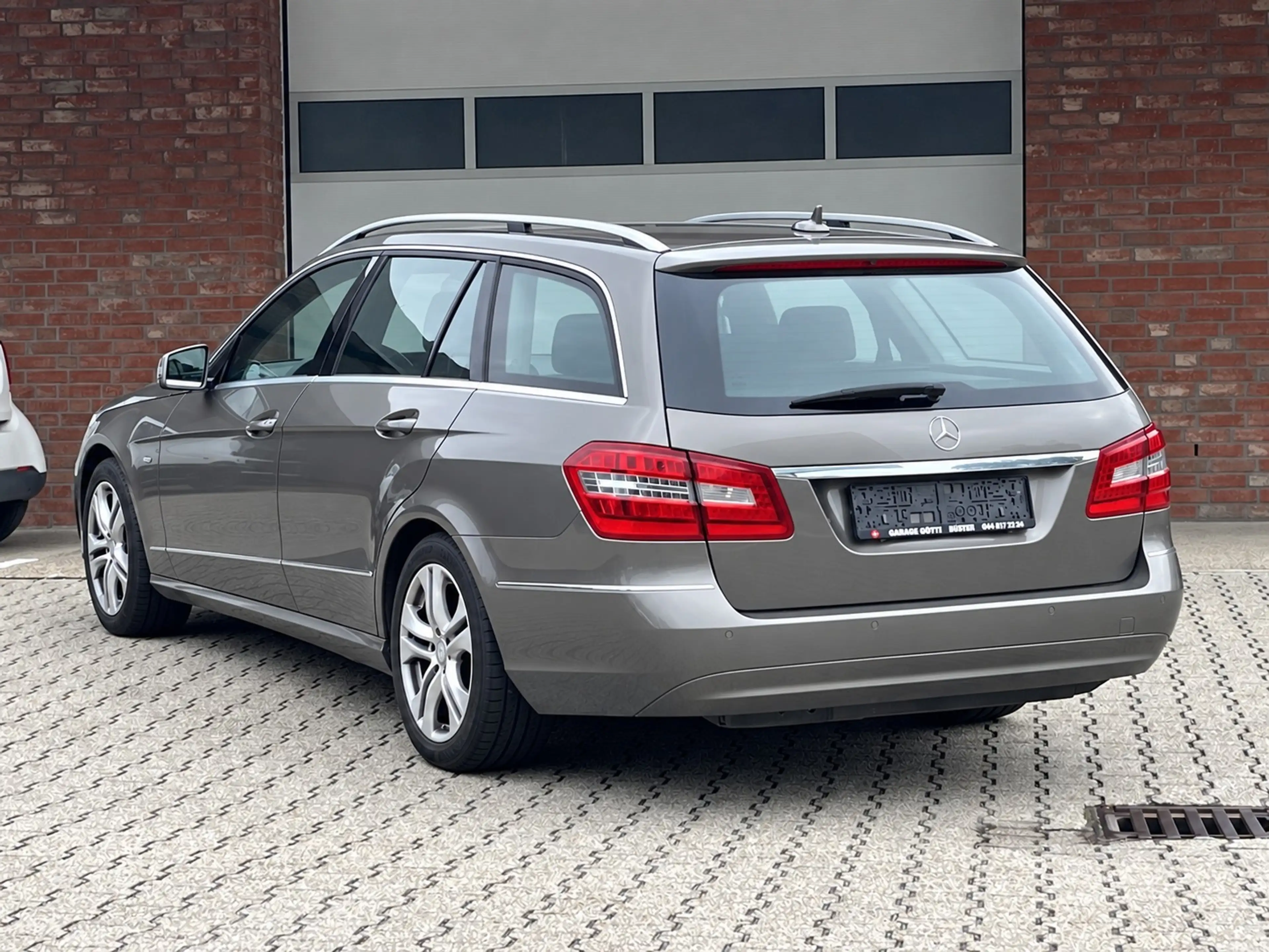 Mercedes-Benz E 200 Leder Xenon PDC 1-Hand — photo 3