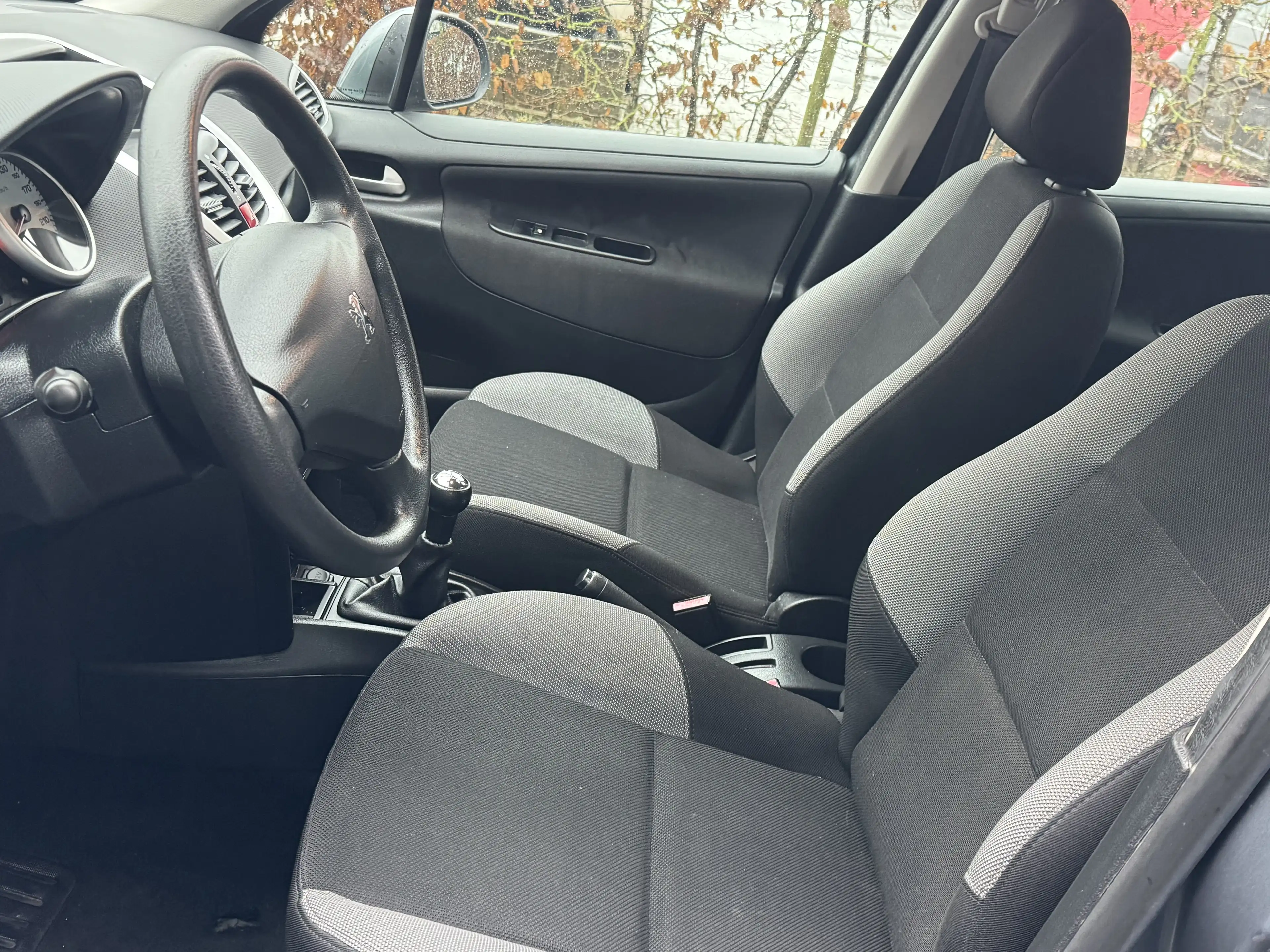 Peugeot 207 1.4i GARANTI RADIO CD CLIM CARNET — photo 9