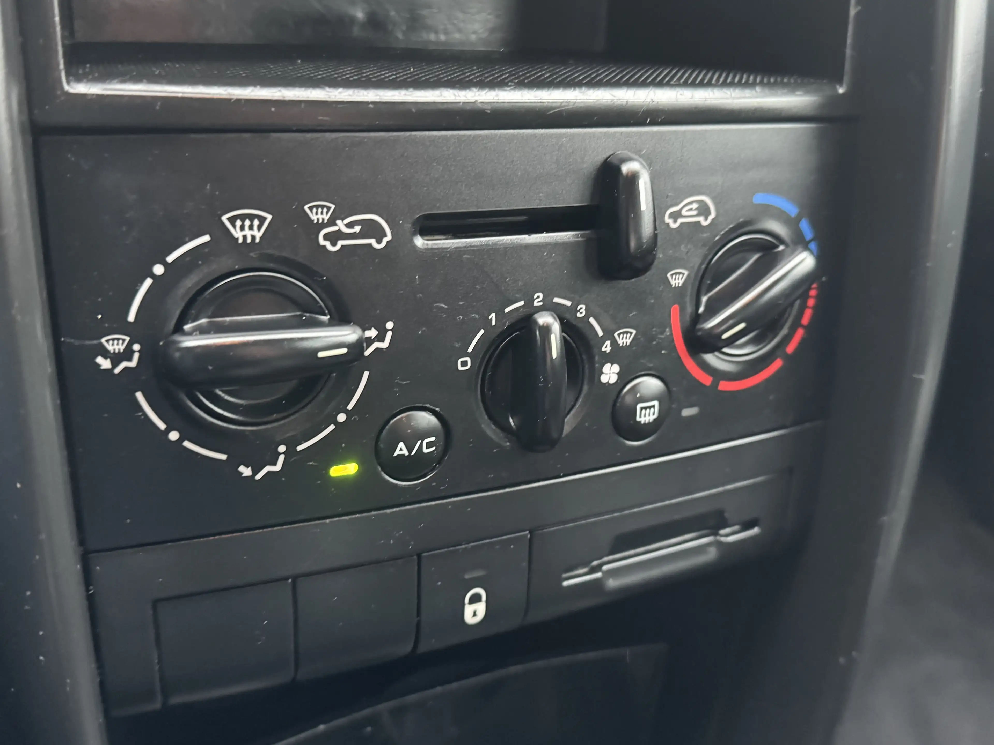 Peugeot 207 1.4i GARANTI RADIO CD CLIM CARNET — photo 12