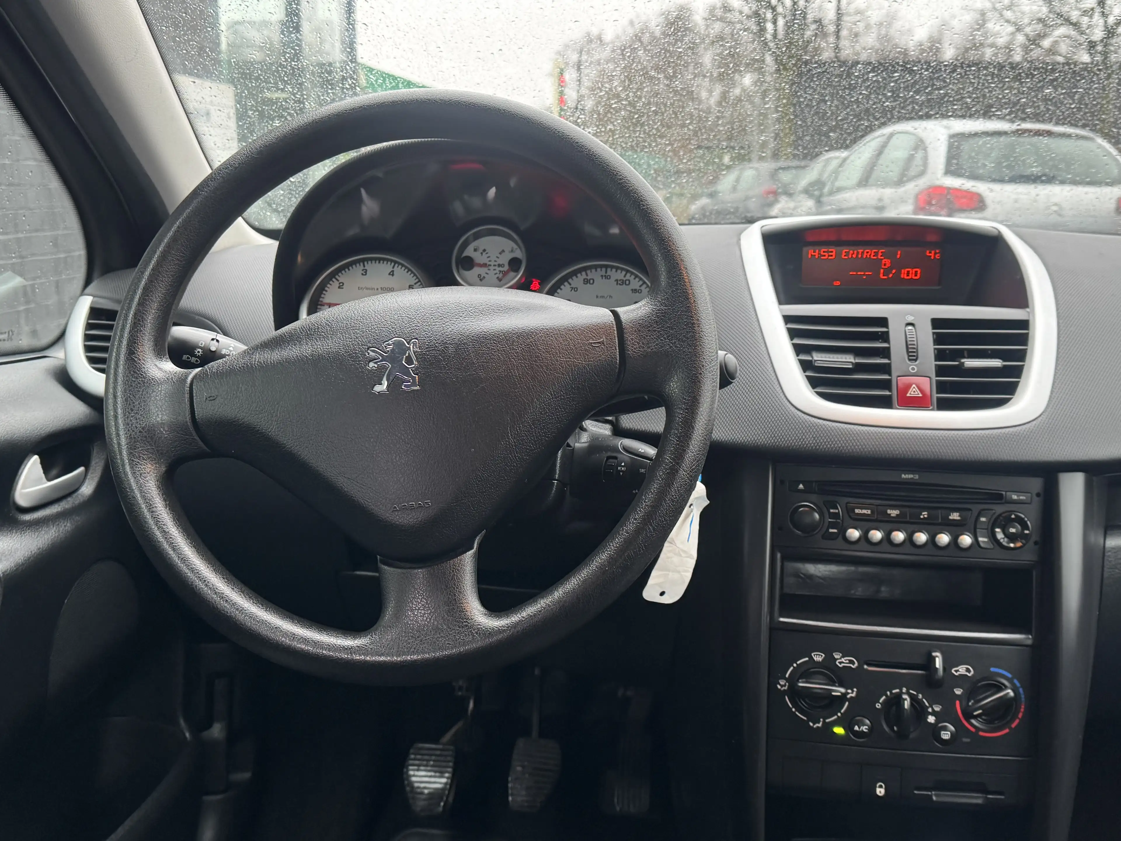 Peugeot 207 1.4i GARANTI RADIO CD CLIM CARNET — photo 10
