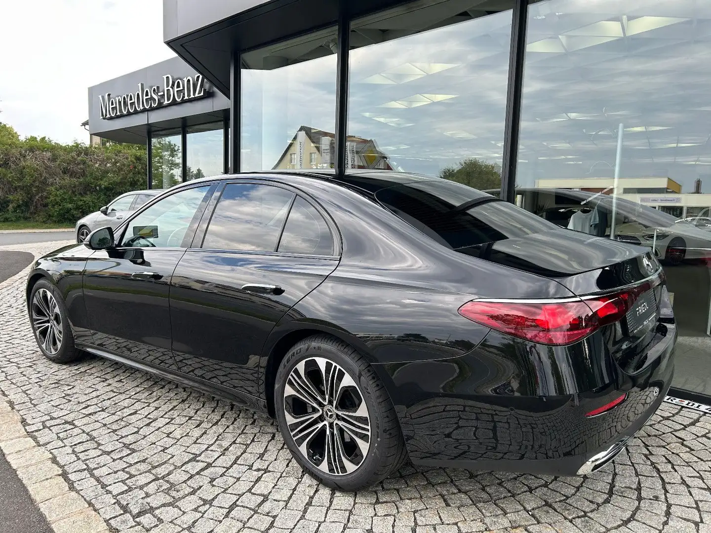 Mercedes-Benz E 220 d, Avantgarde, 19", Keyless Go, Distronic Schwarz - 2
