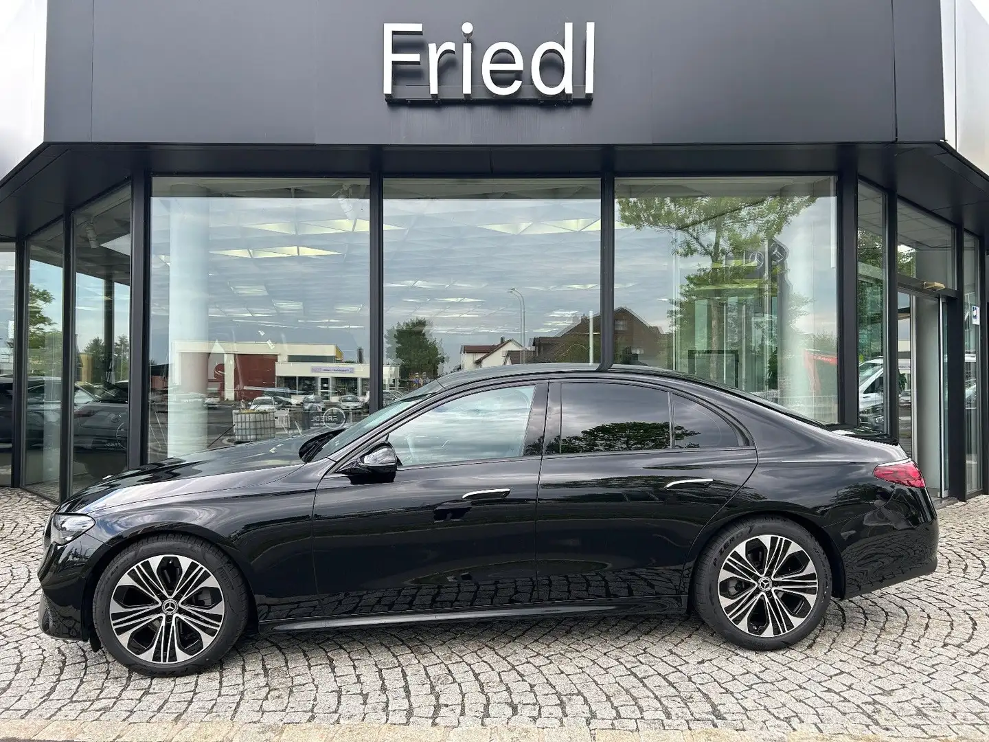 Mercedes-Benz E 220 d, Avantgarde, 19", Keyless Go, Distronic Schwarz - 1