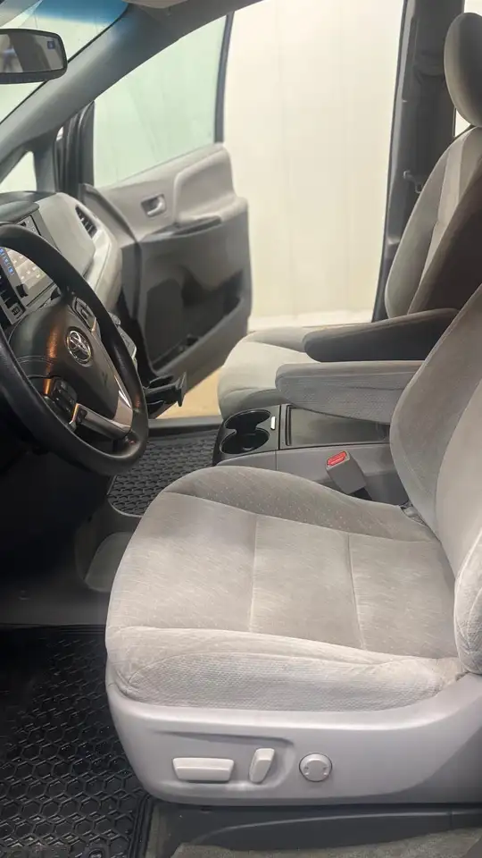 Toyota Sienna снимка Toyota Sienna