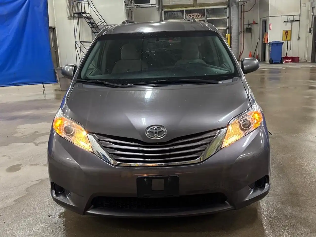 Toyota Sienna снимка Toyota Sienna