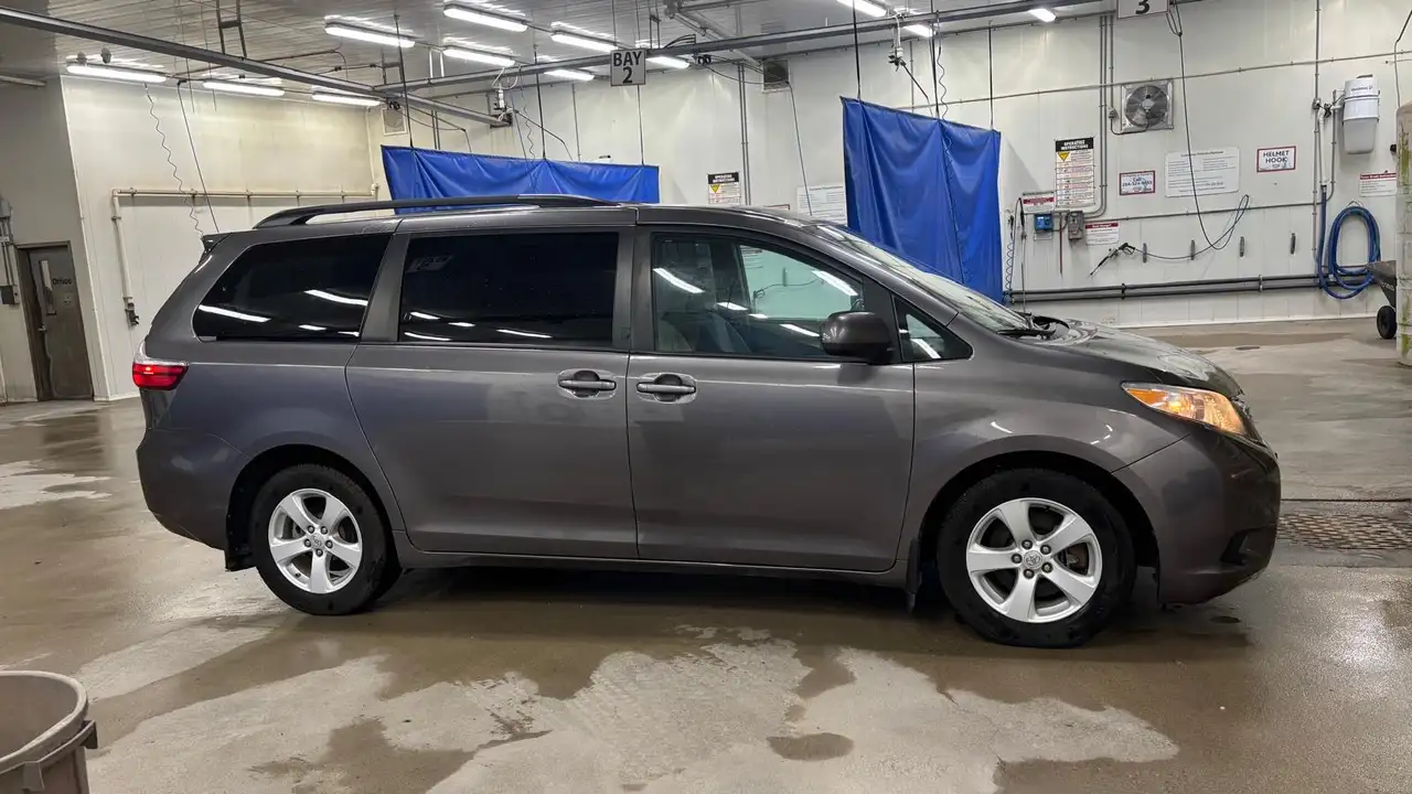 Toyota Sienna снимка Toyota Sienna