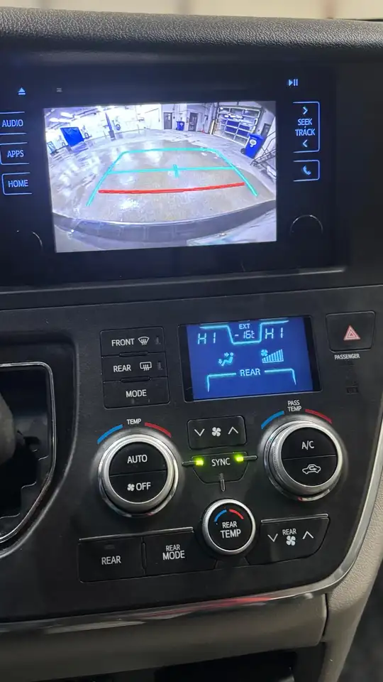 Toyota Sienna снимка Toyota Sienna