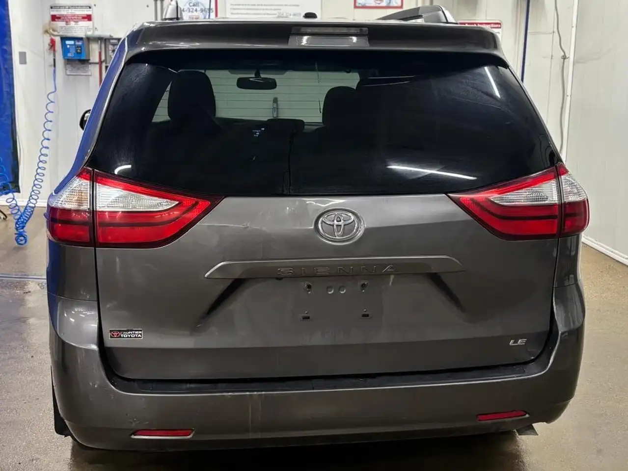 Toyota Sienna снимка Toyota Sienna