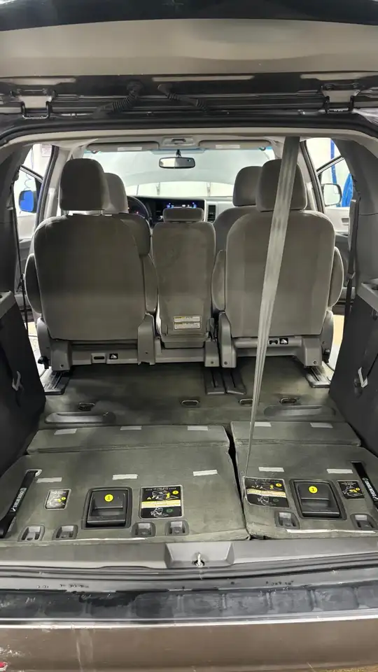Toyota Sienna снимка Toyota Sienna