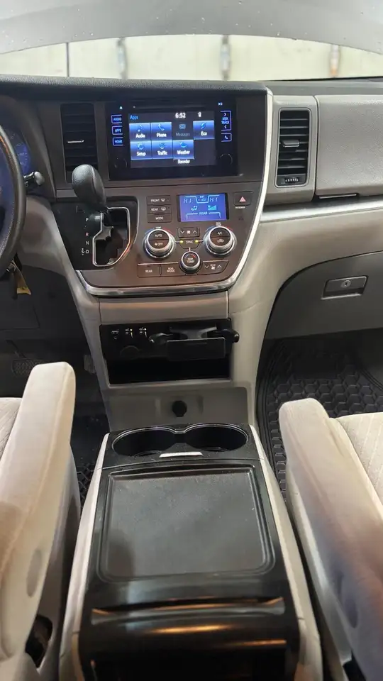 Toyota Sienna снимка Toyota Sienna