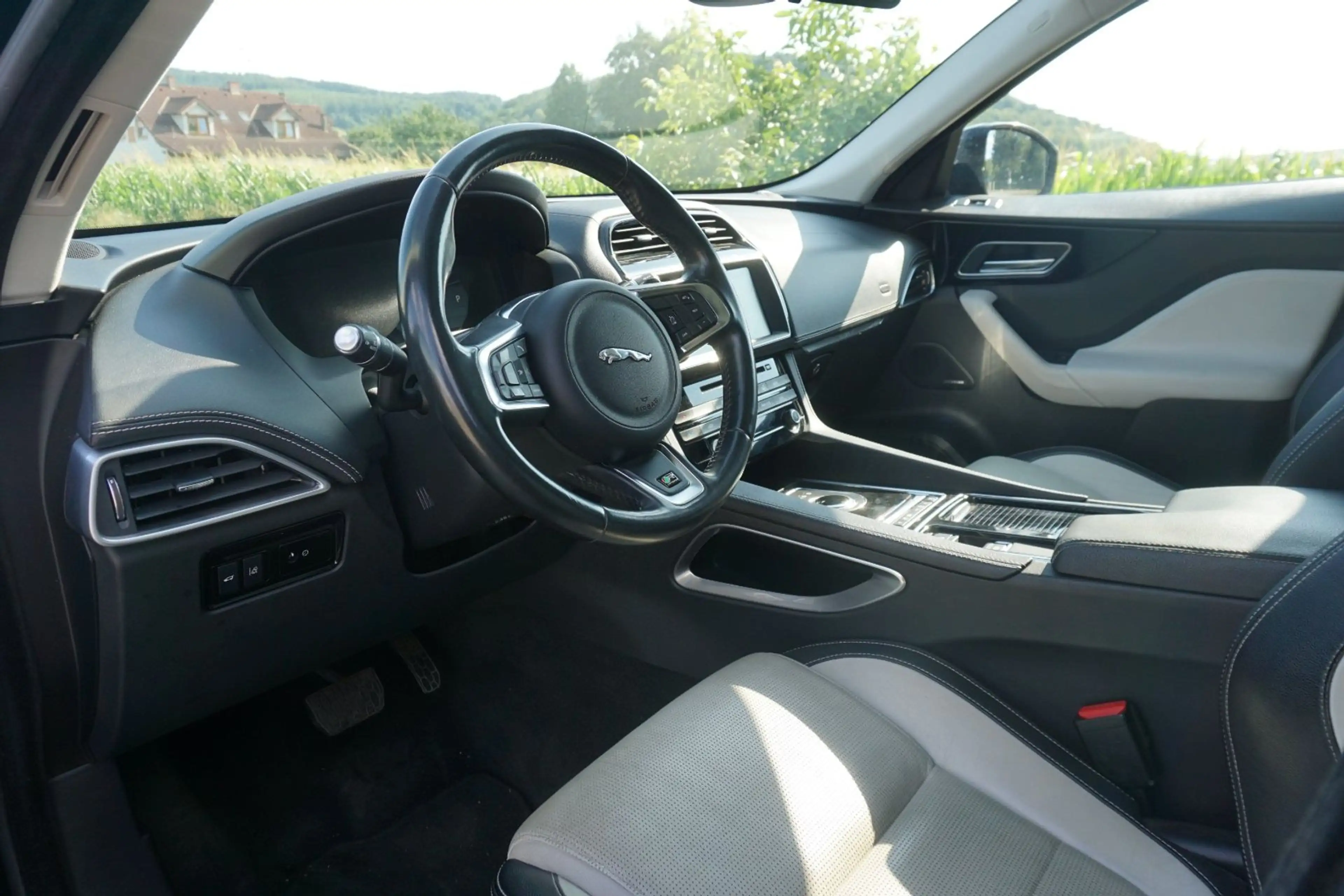 Jaguar F-Pace 20d R-Sport AWD — photo 14