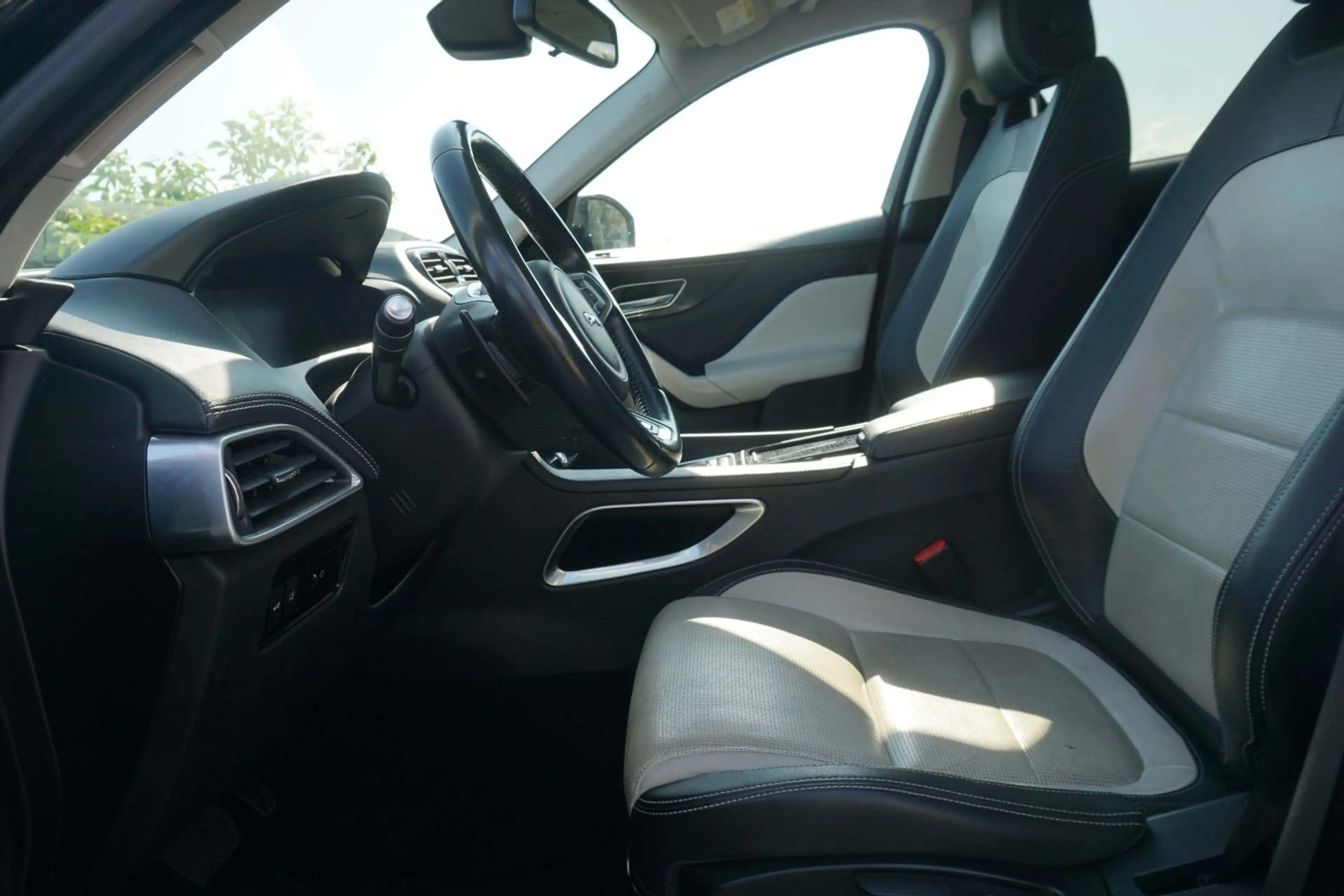 Jaguar F-Pace 20d R-Sport AWD — photo 15