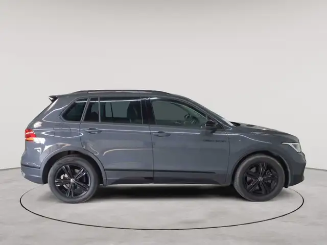 Volkswagen Tiguan view 3