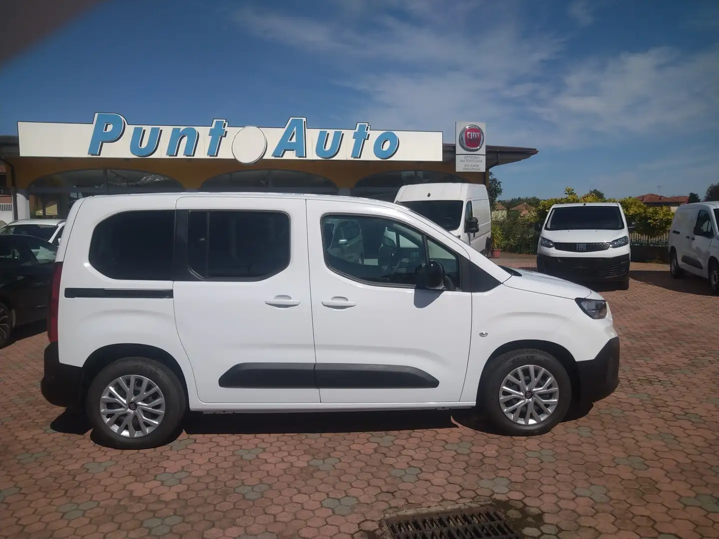 Fiat Doblo DOBLO' 4° serie COMBI 1.5 BlueHdi 100CV MT6 mod. Bianco - 1