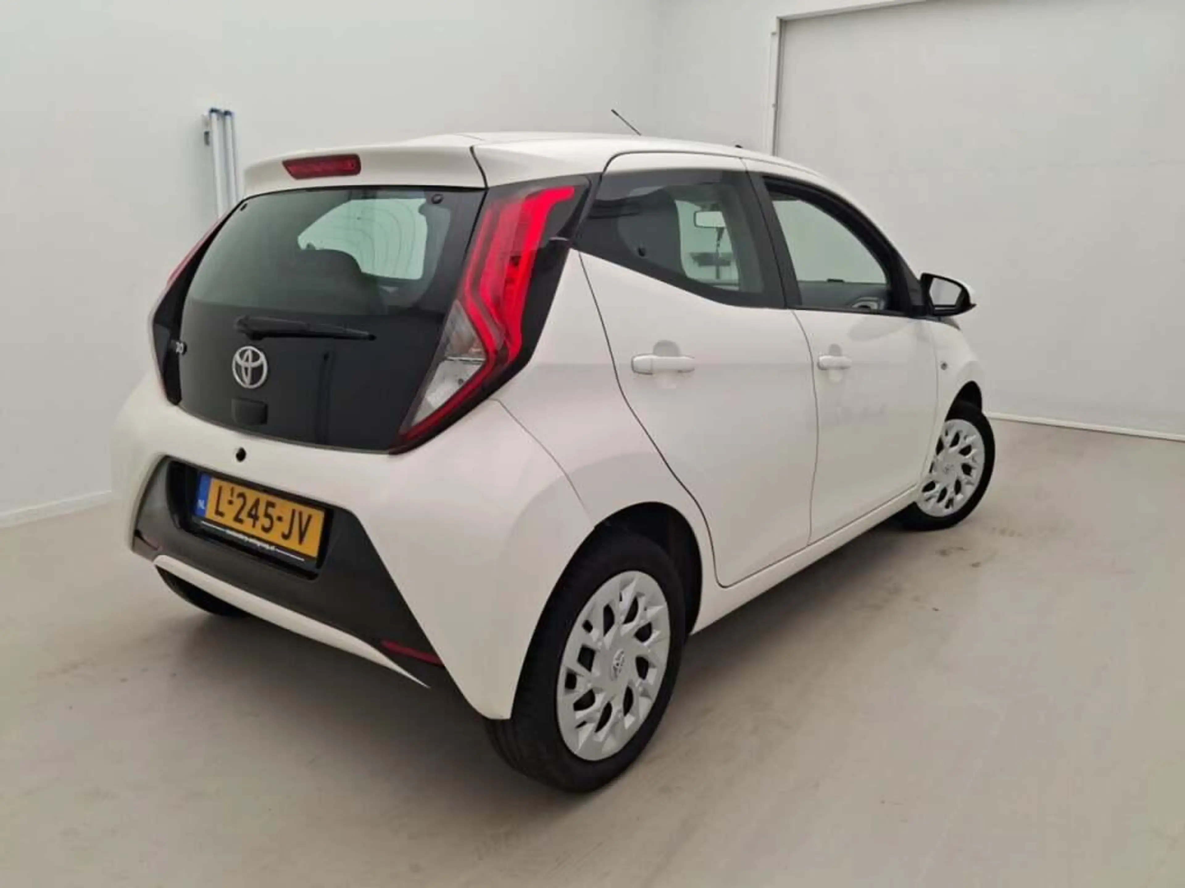 Toyota Aygo 1.0 VVT-i x-play — photo 2
