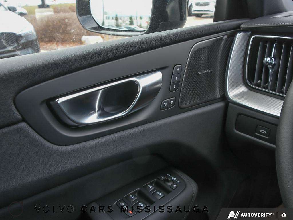 2026 Volvo XC60 B5 AWD Ultra Black Edition thumb 17