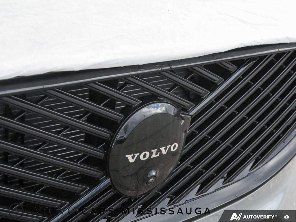 2026 Volvo XC60 B5 AWD Ultra Black Edition thumb 9