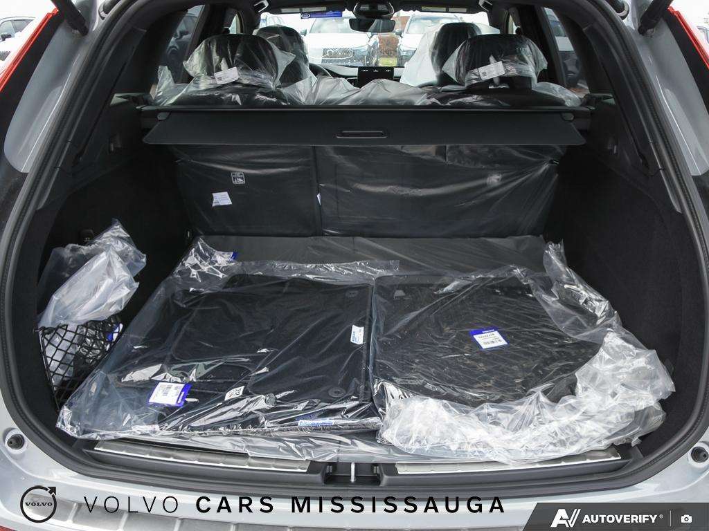 2026 Volvo XC60 B5 AWD Ultra Black Edition thumb 11