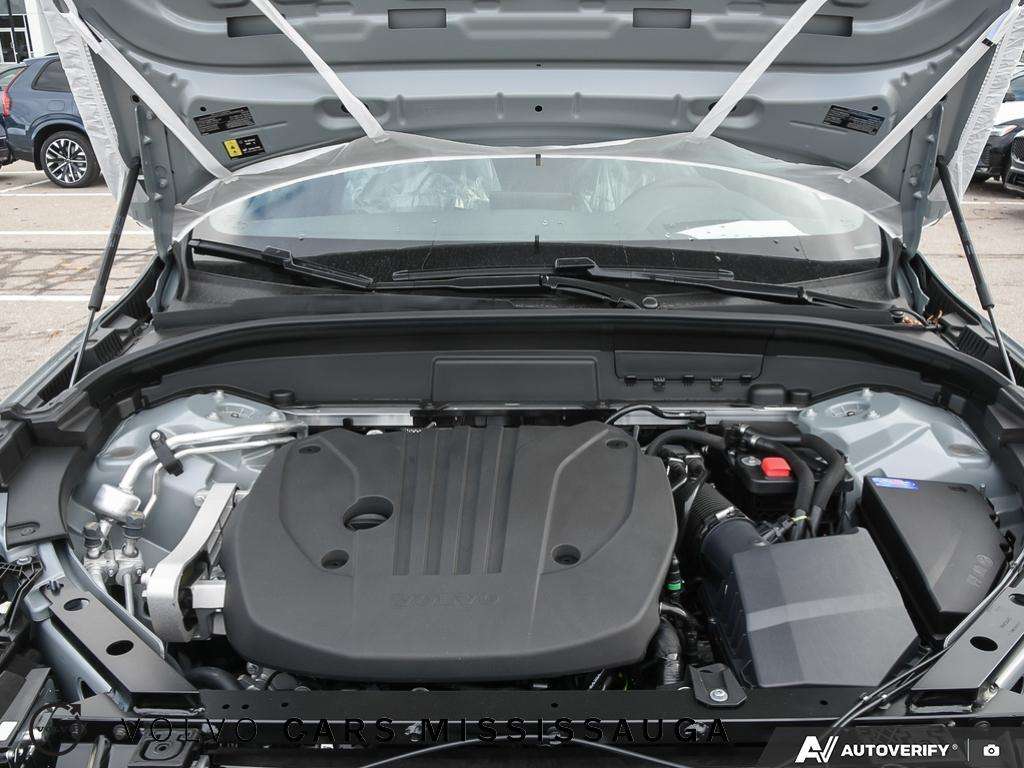 2026 Volvo XC60 B5 AWD Ultra Black Edition thumb 8