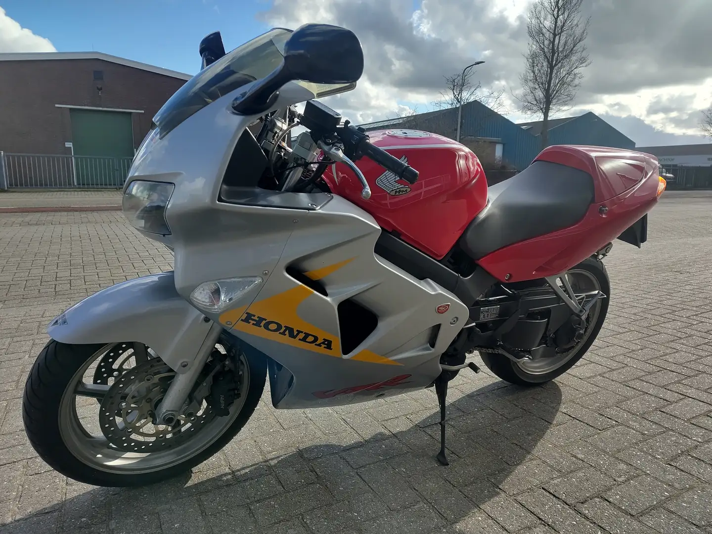 Honda VFR 800 Anniversary Rouge - 2