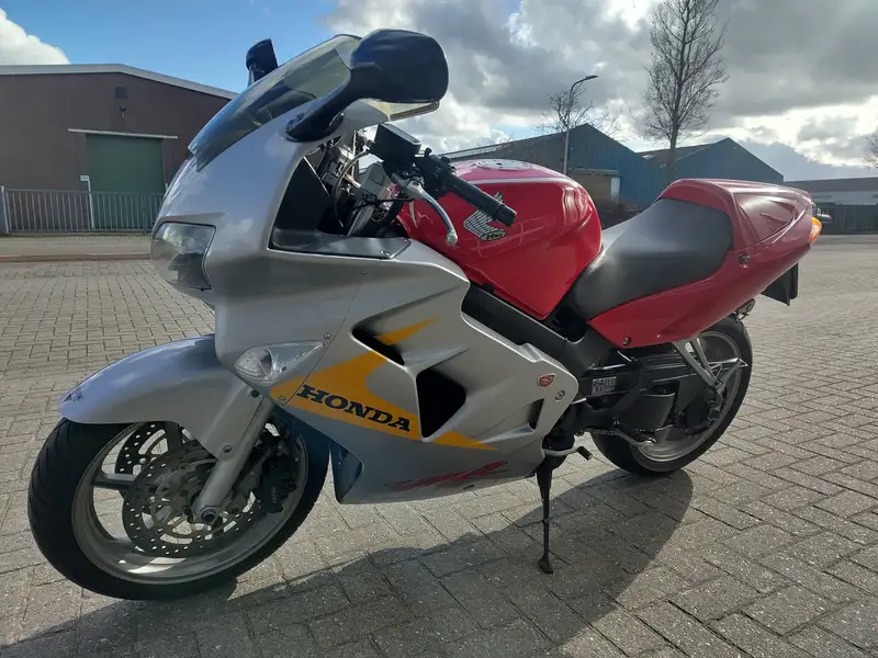 Honda VFR 800 - foto 2