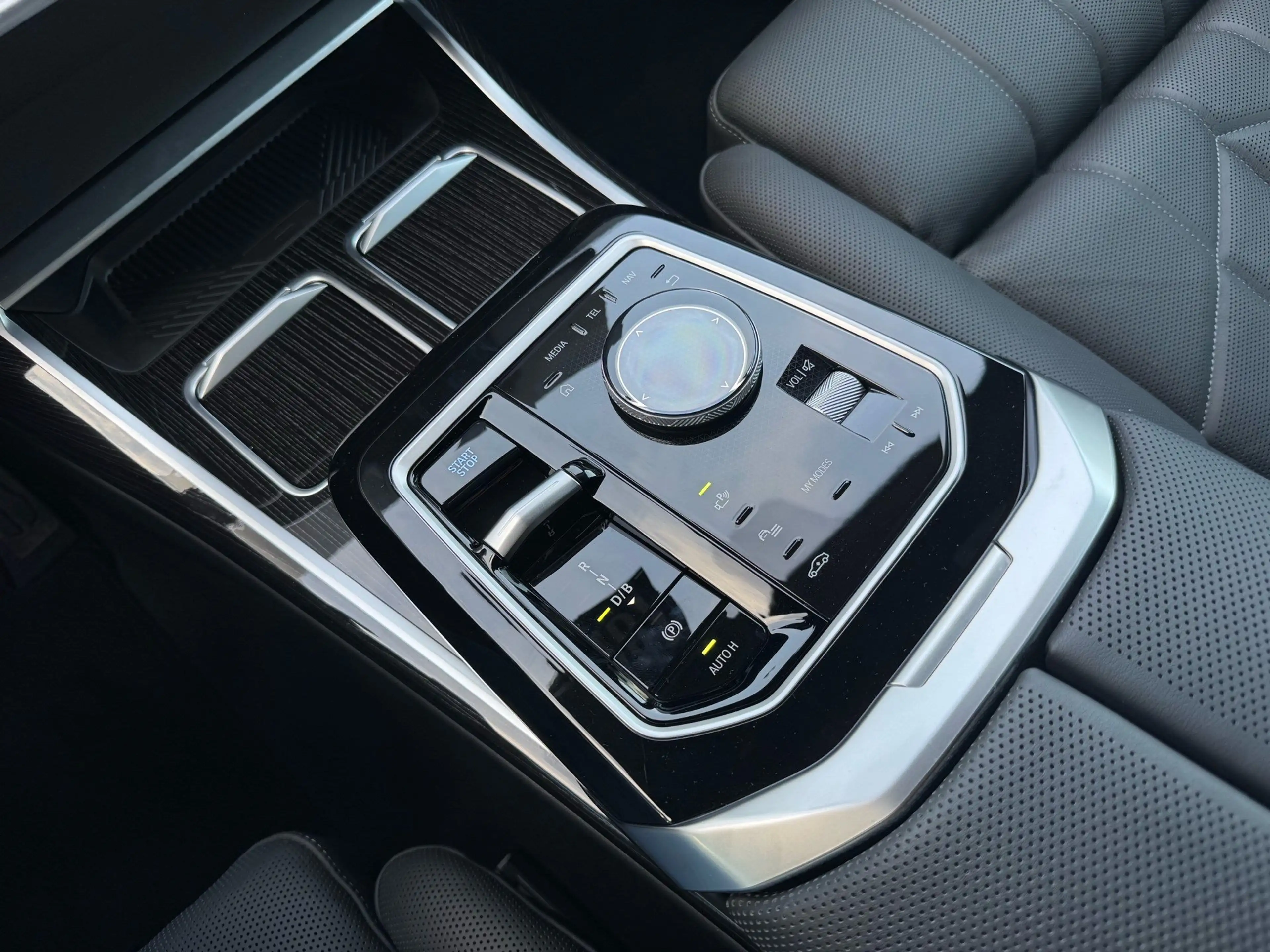 BMW i7 xDrive60 M Sport B&W Lounge TV Massage — photo 15