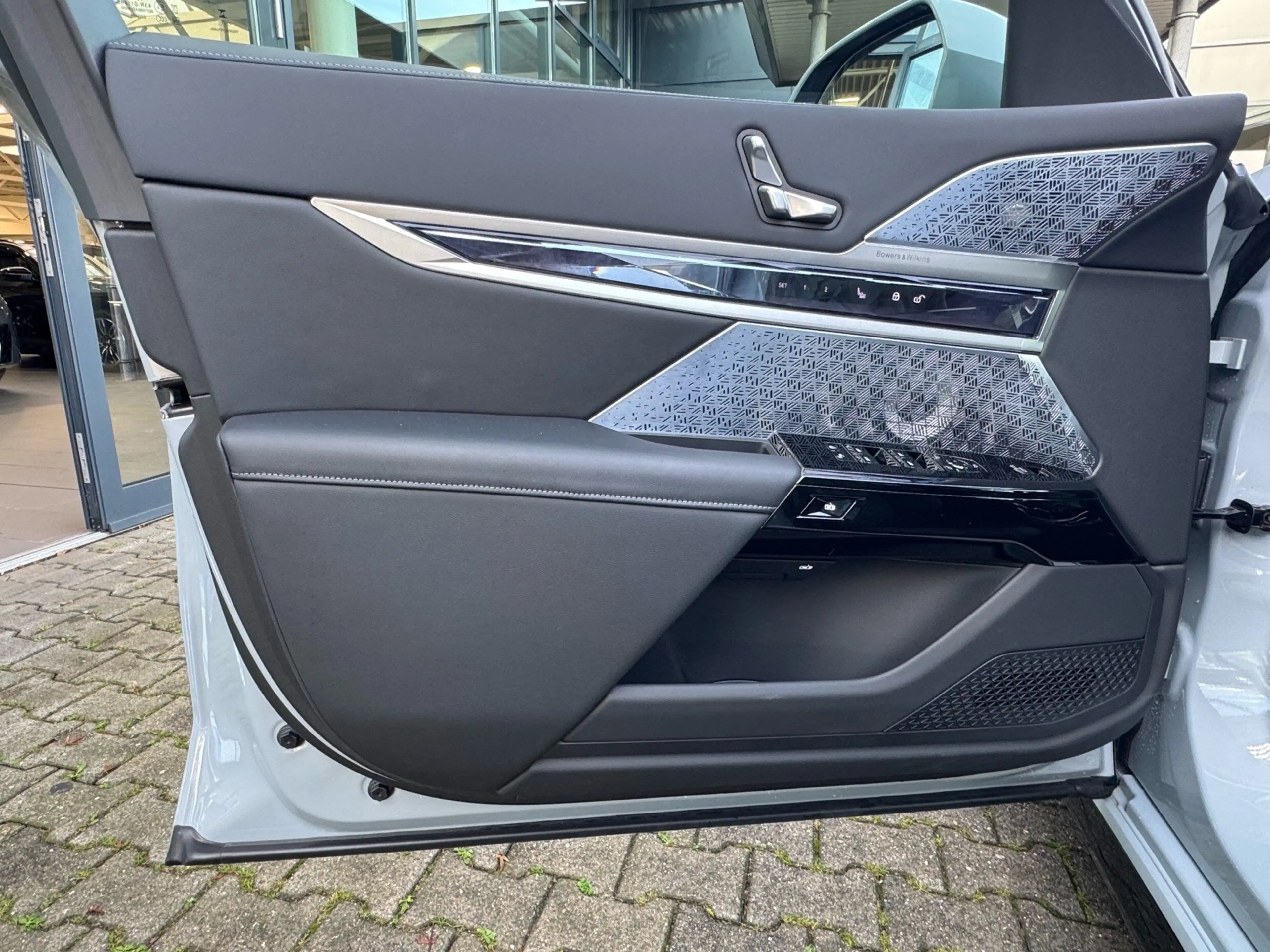 BMW i7 xDrive60 M Sport B&W Lounge TV Massage — photo 10
