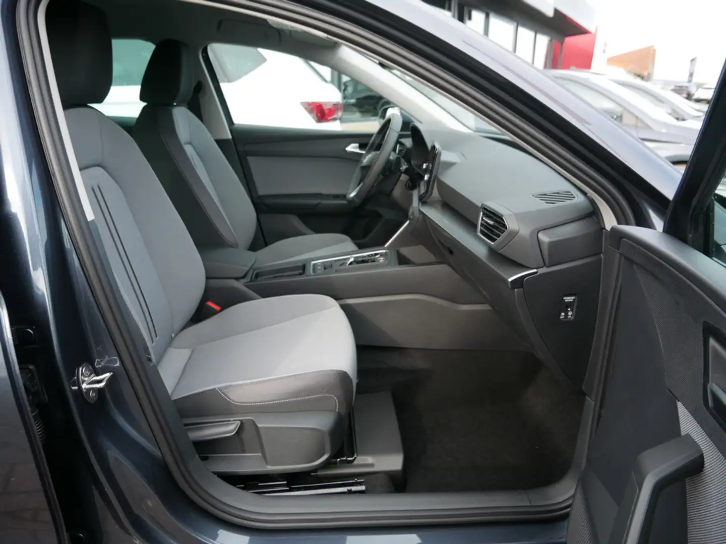 SEAT Leon Sportstourer Style Edition 1.0 eTSI LED Grau - 2