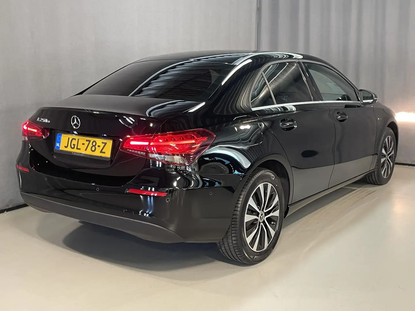 Mercedes-Benz A 250 e 17"/Stoelverwarming/PDC v+a/Apple Carplay & Andr Noir - 2