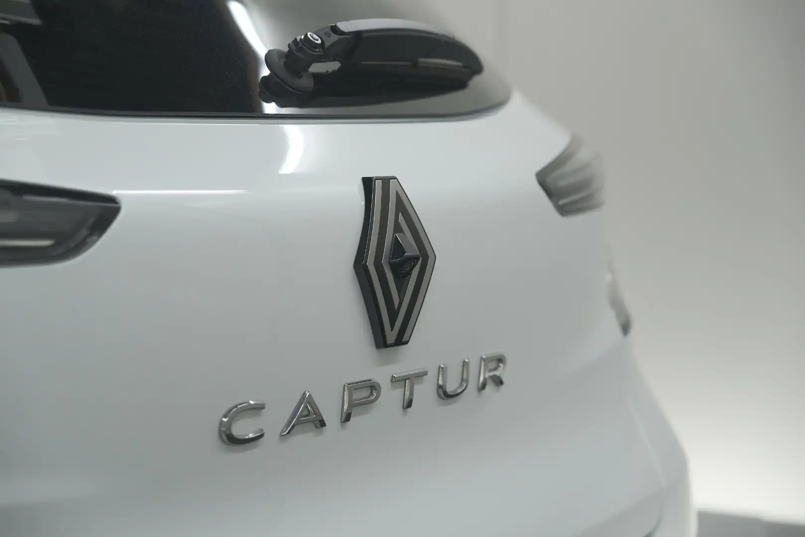 Renault Captur Mild Hybrid 160 EDC Techno | Camera | Navigatie | Wit - 2
