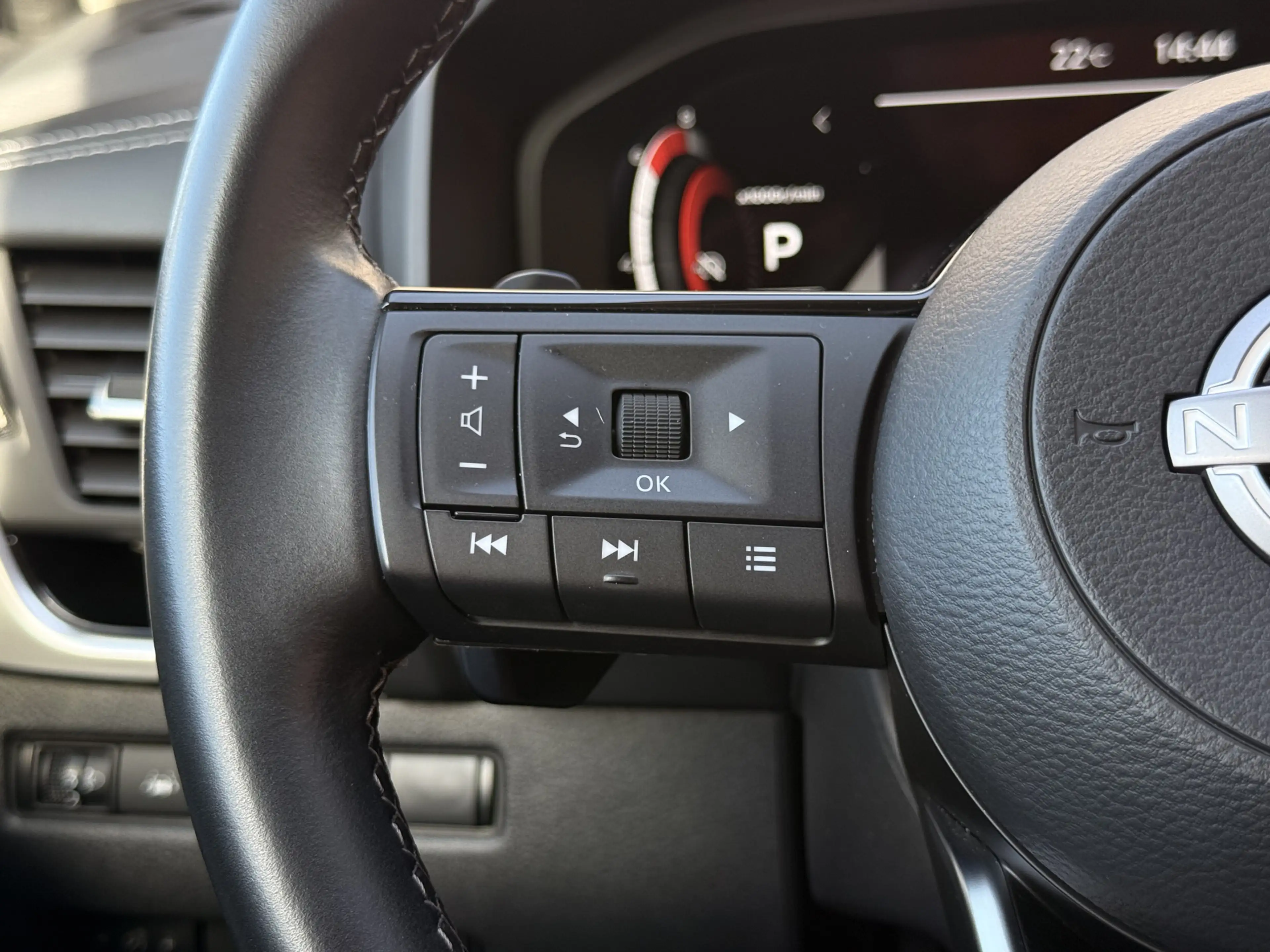 Nissan Qashqai 1.3 MHEV Xtronic N-Connecta Panodak / Carplay / 36 — photo 23