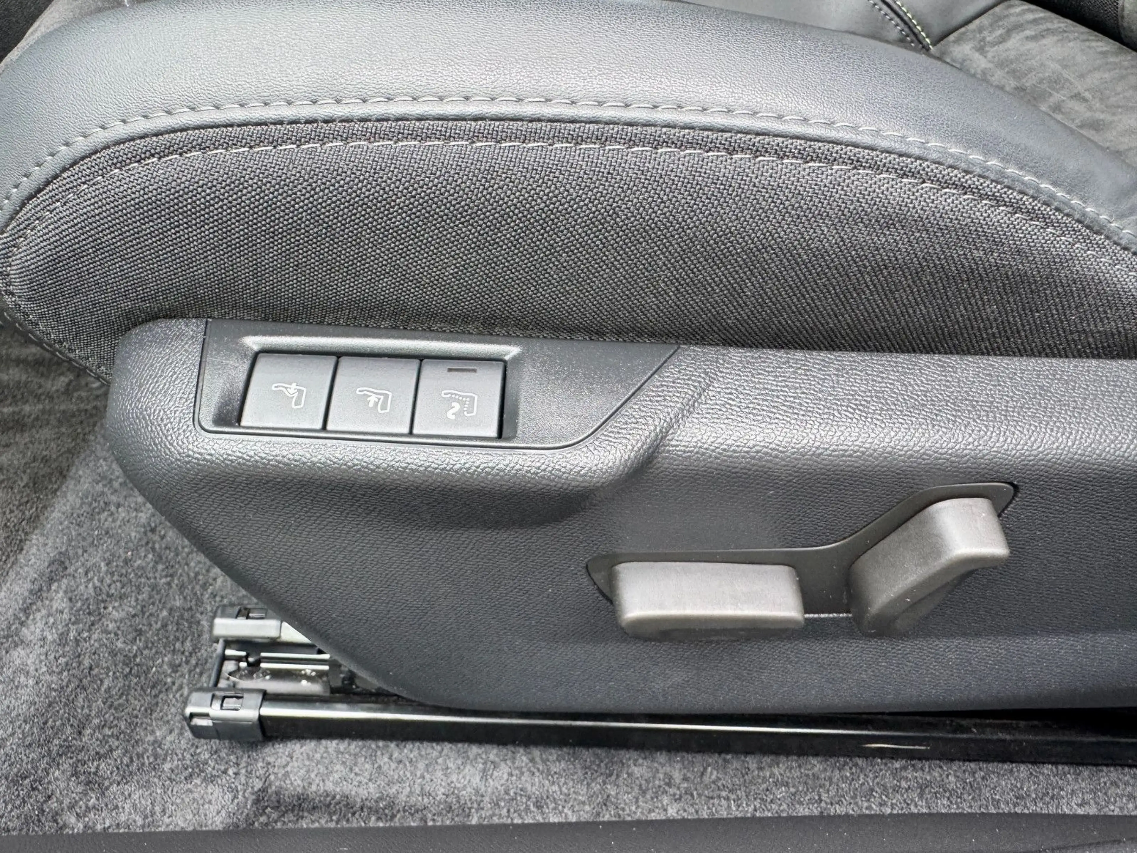 Peugeot e-2008 GT*Panorama*11kWcharger*Totwinkel*Massage — photo 14